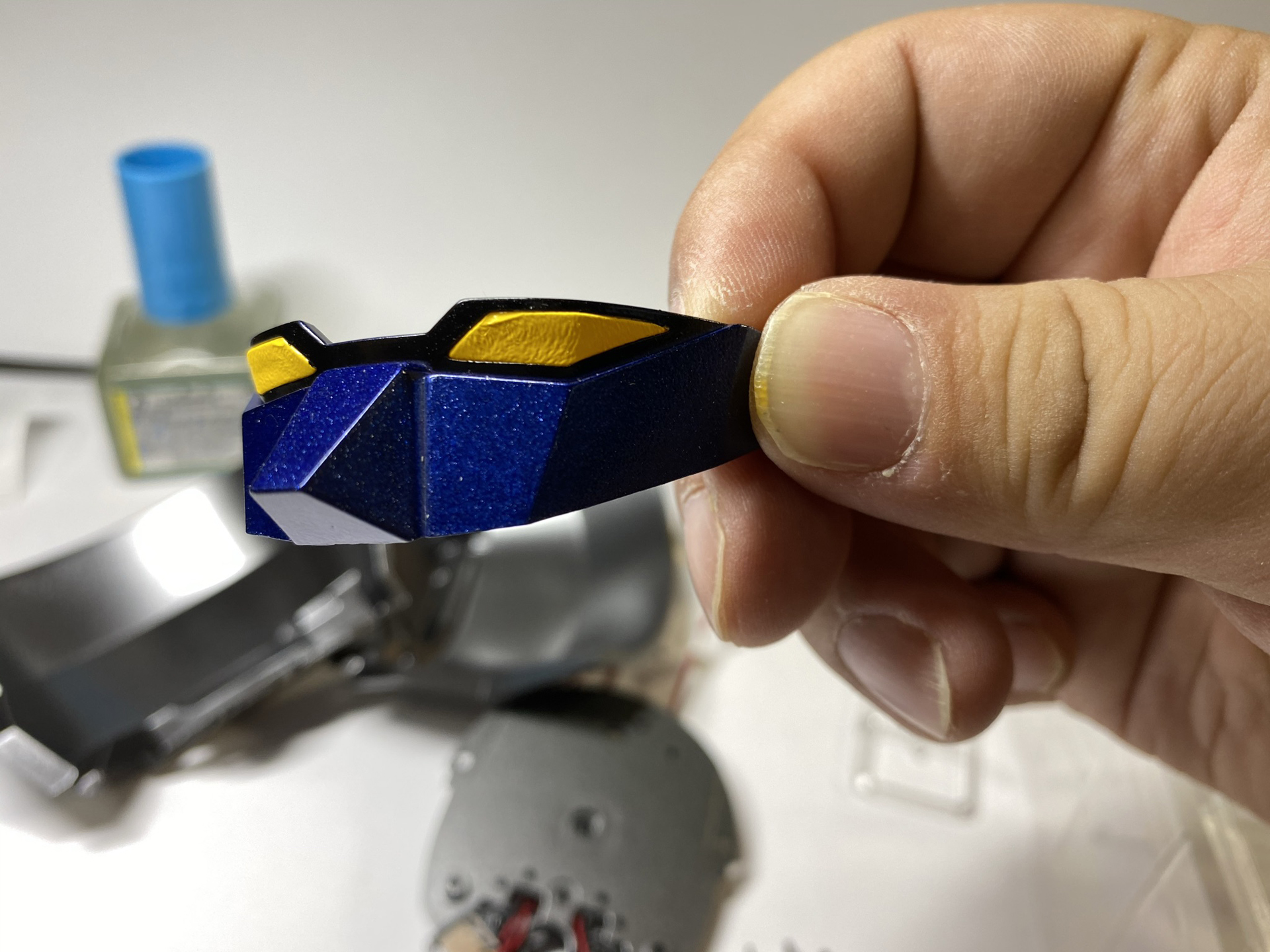 顔の青い部分はダイキャスト製。塗装もしっかりしており、“全体”への期待が高まる