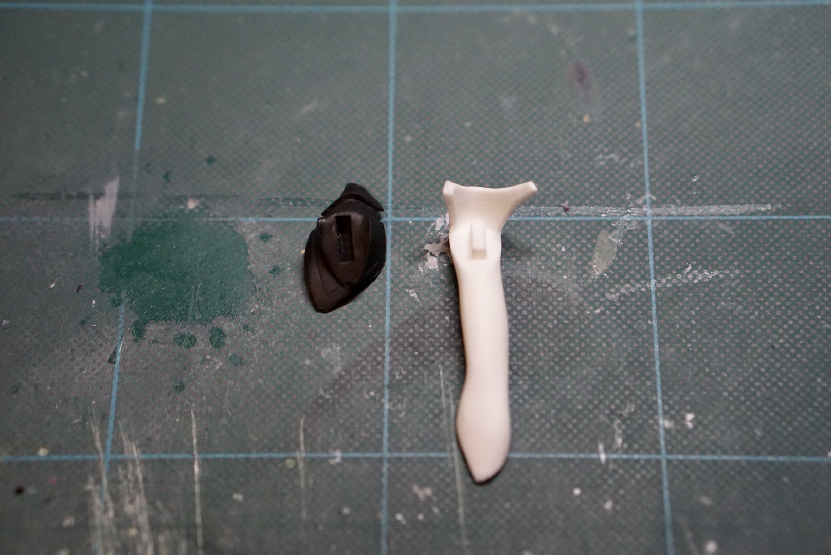 無加工のパーツ同士をはめ込むだけで……