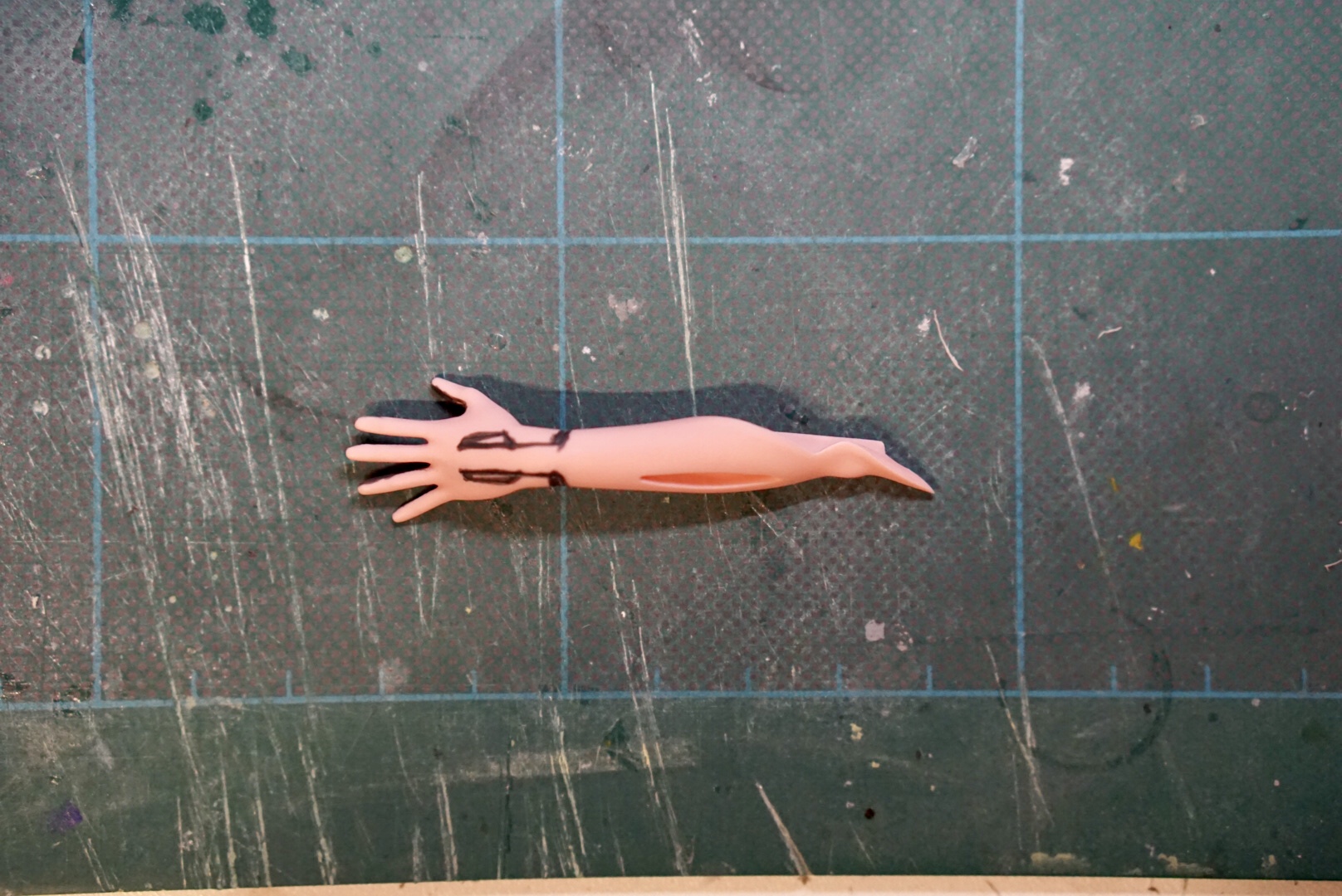 まずは、はみだしを気にせず色を乗せていきます。