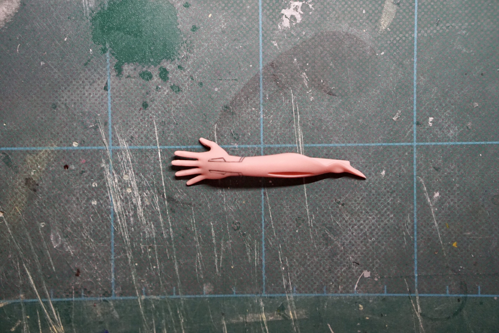 塗料が乾燥したらはみ出た部分をペイントリムーバーで拭き取っていきます。