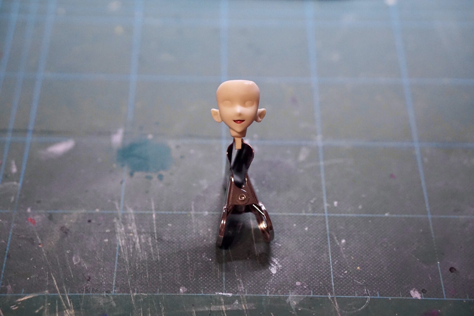 舌の部分をモデルカラー ホワイトとメカカラー レッドを調色した色で塗装していきます。やはり口の中が塗装されると雰囲気が変わりますね。