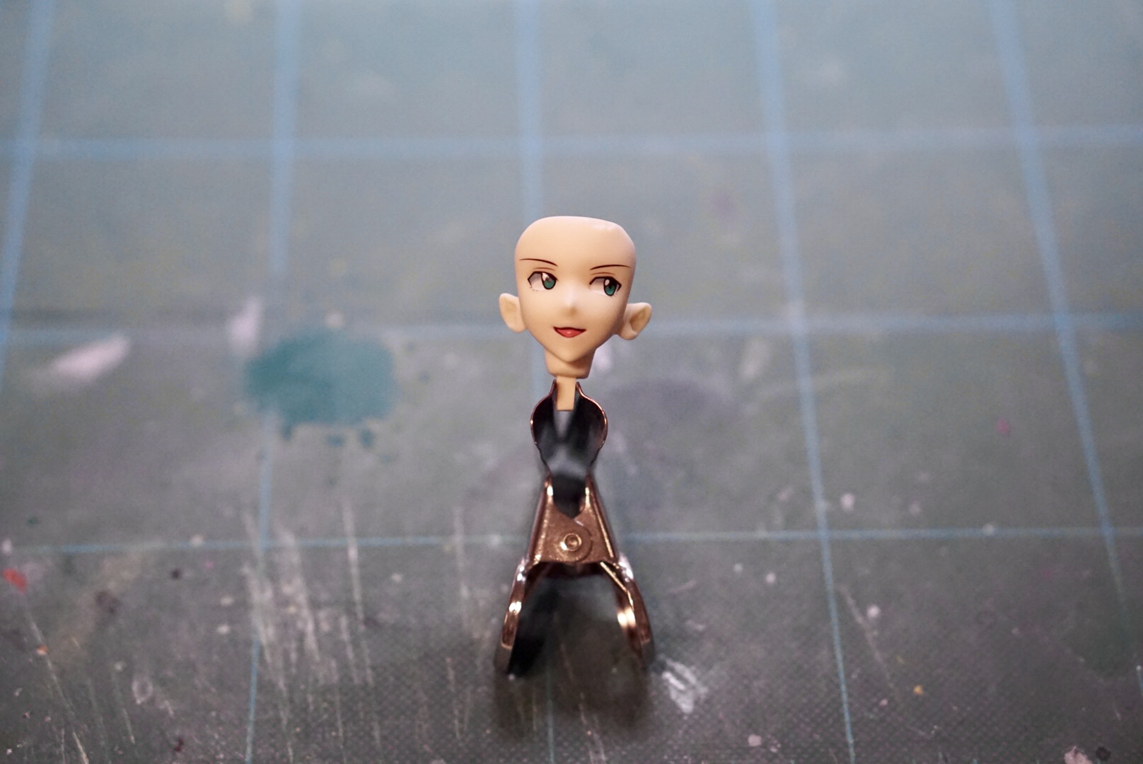 アイはデカールを貼っていきます。アイに色が入ると一気に出来上がった感じがしてきますね