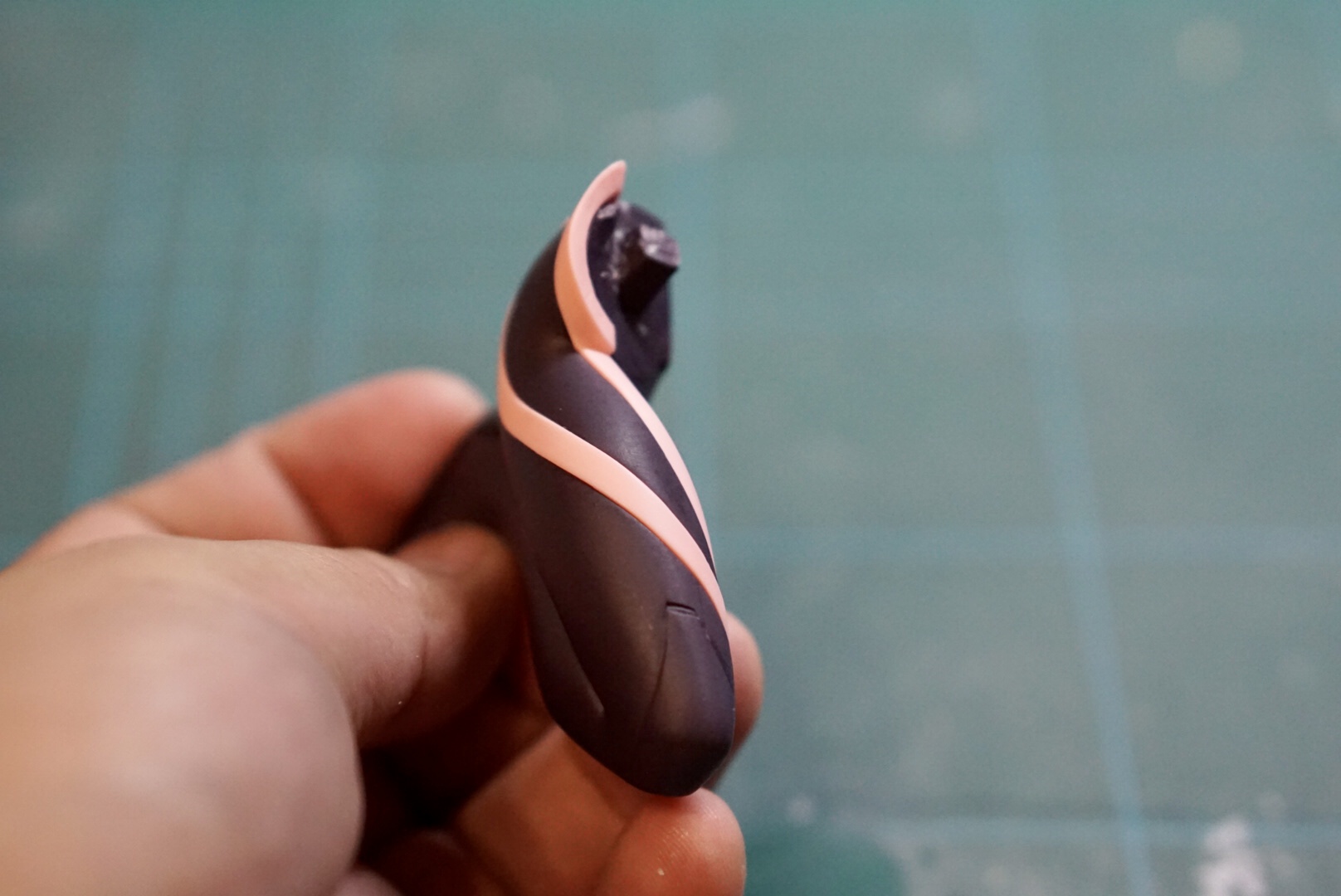 足パーツにラインのパーツをはめ込み