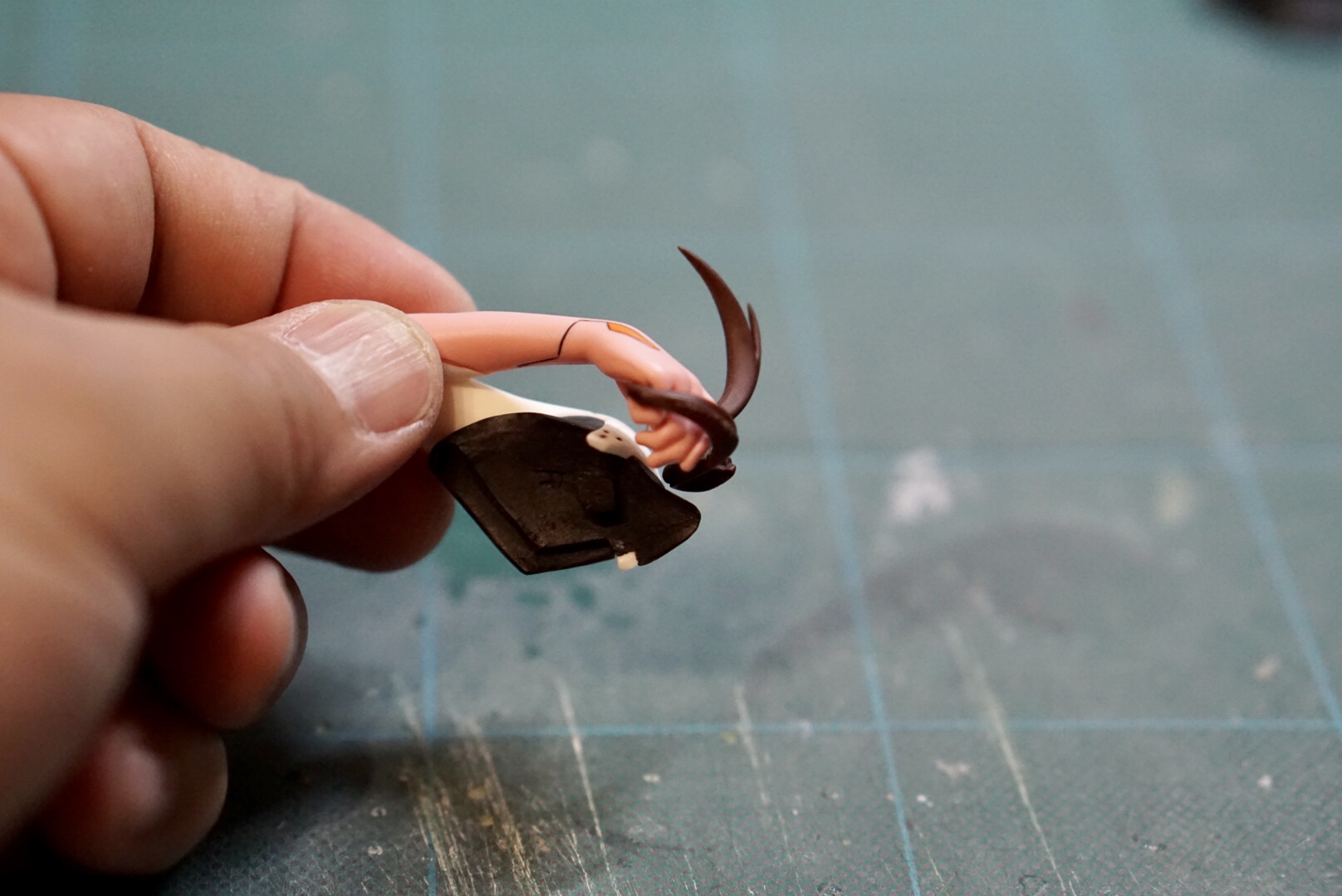 腕パーツの組み立て。右手に持っている髪の毛パーツは右腕に先付けしておきます。