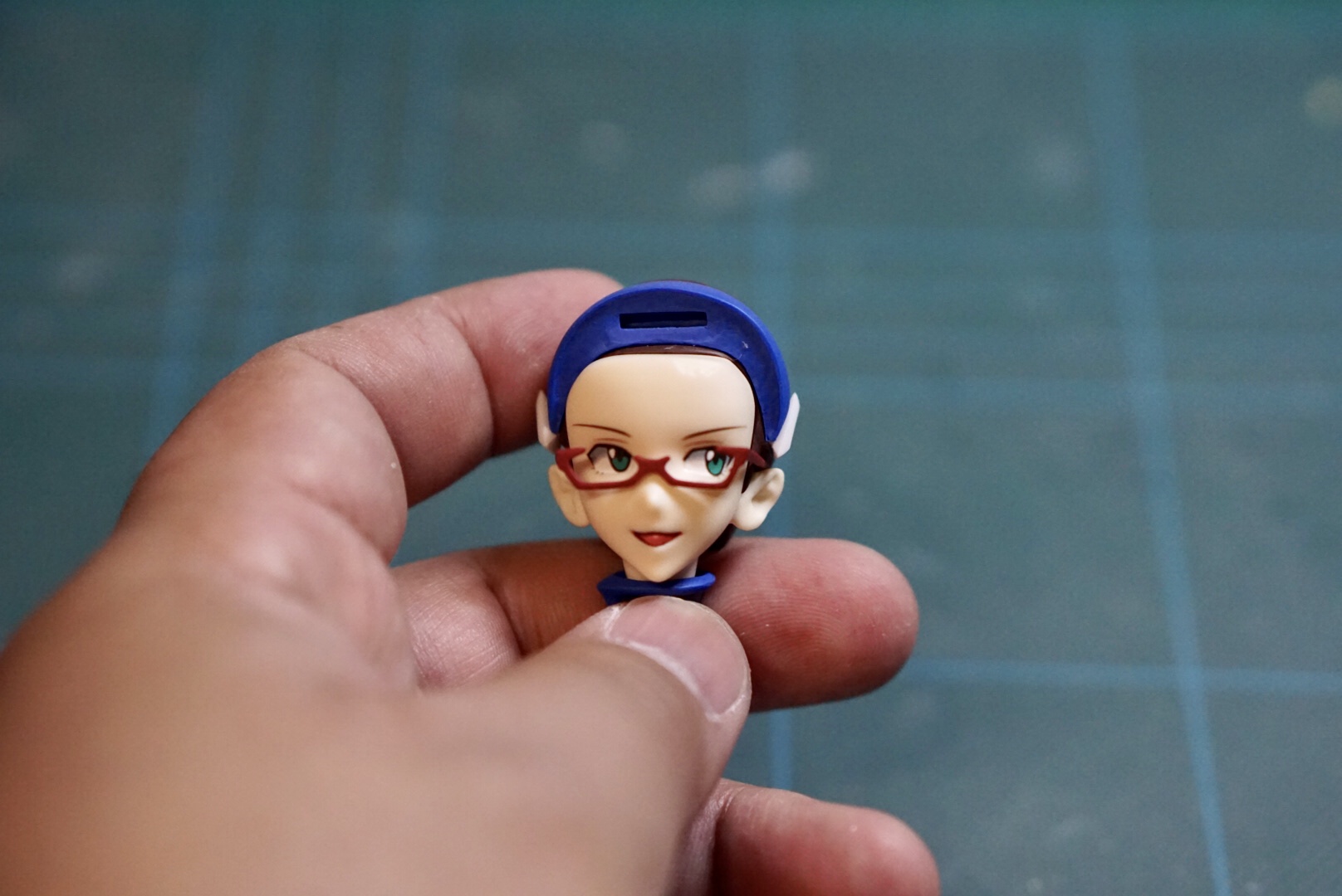 顔パーツの組み立て。後頭部と顔面パーツを組み立てた後ヘッドセット、メガネパーツを取り付け、最後に前髪パーツで蓋をしていきます