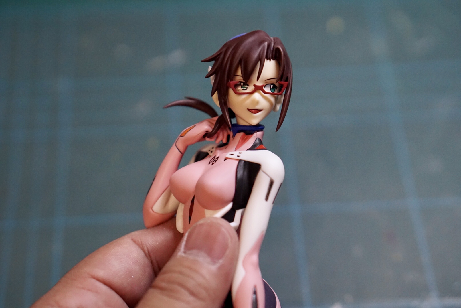 頭部を取り付ければ、ほぼ完成ですね。最後に後ろ髪を取り付けたら完成です