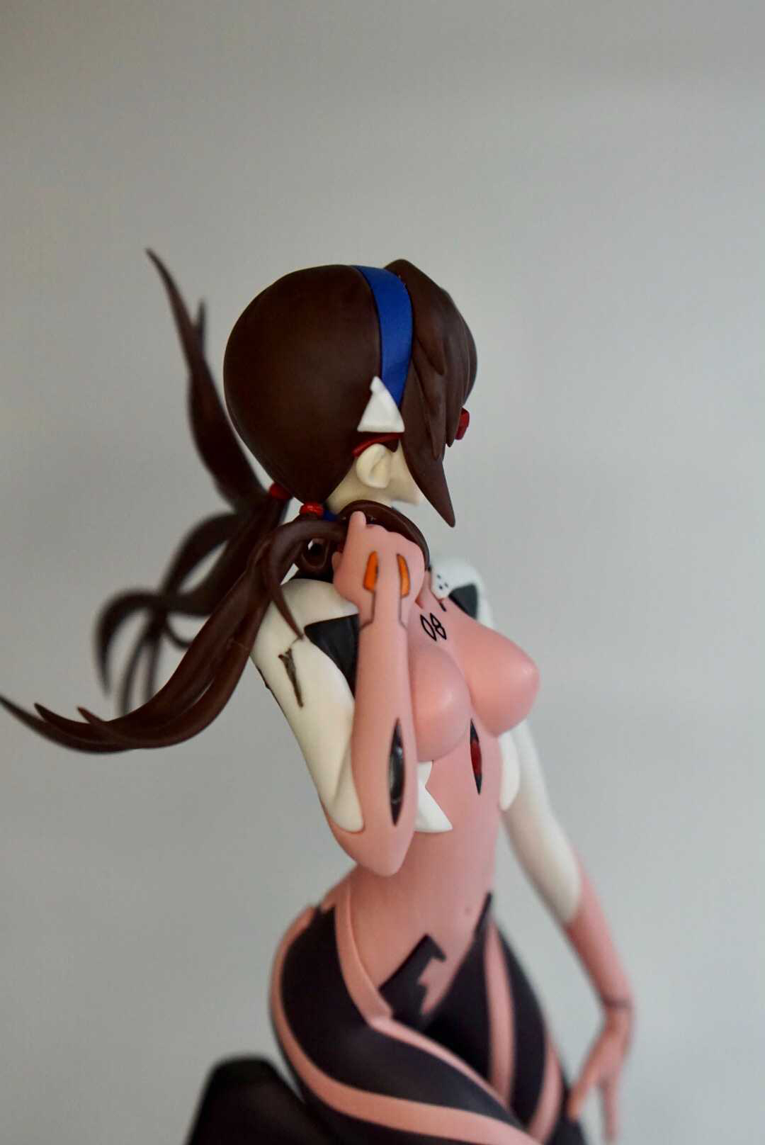 様々なアングルから眺めても楽しいフィギュアです