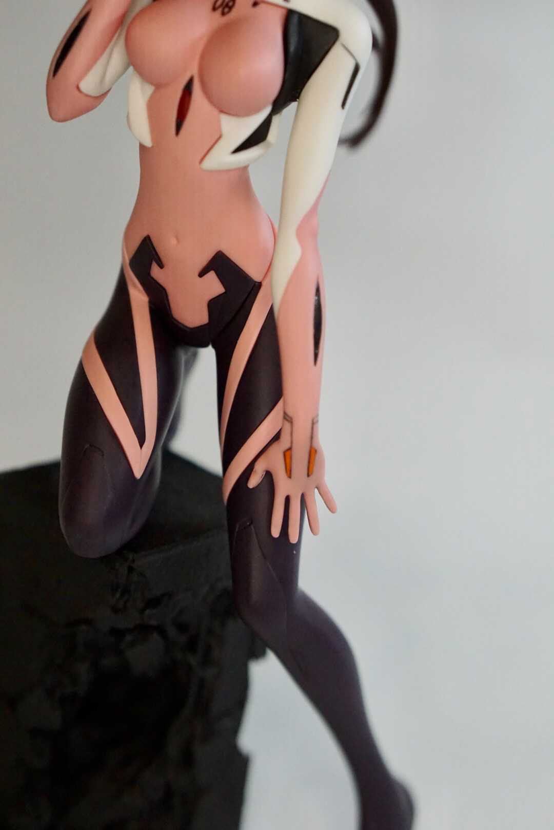 様々なアングルから眺めても楽しいフィギュアです