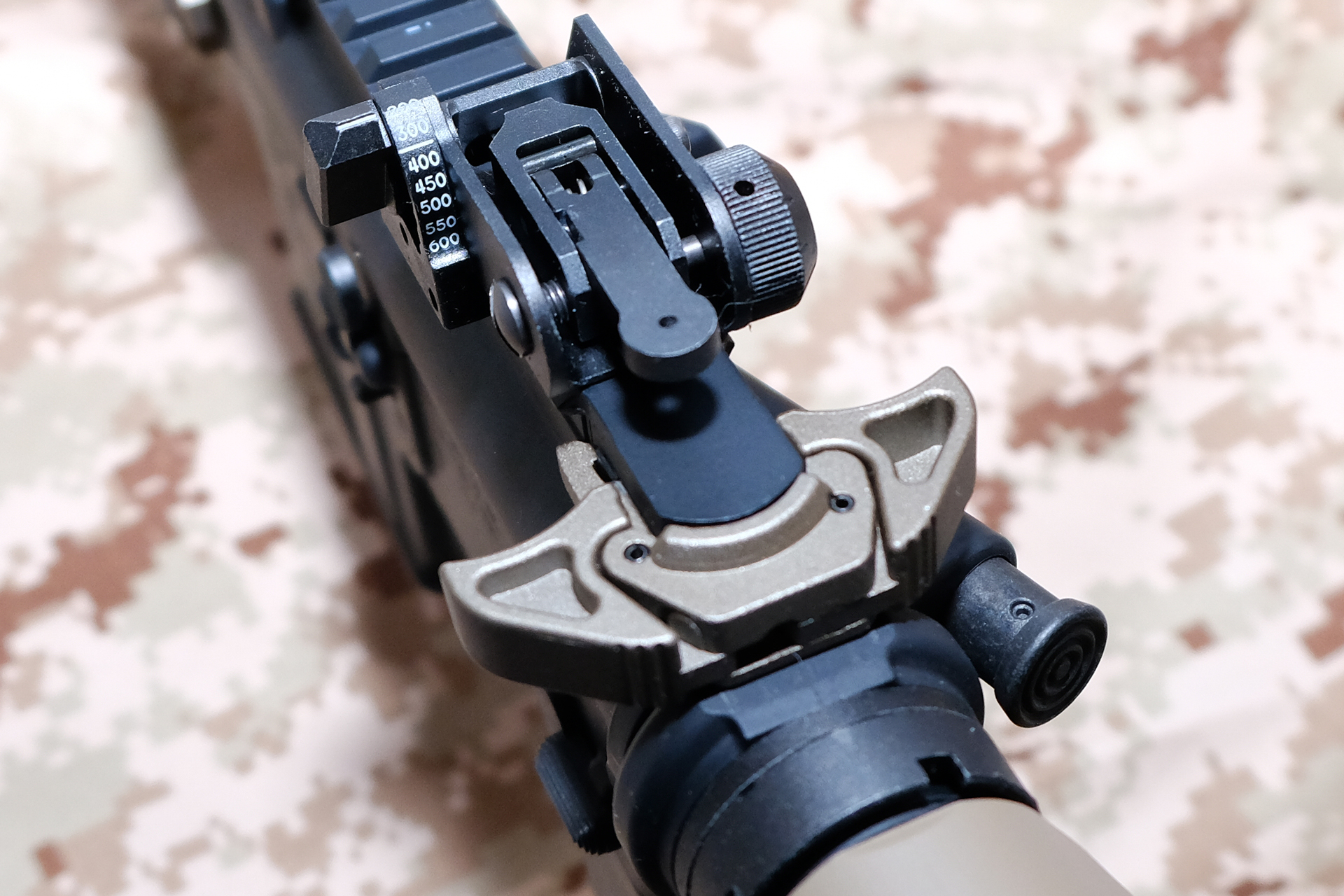 リアサイト「MATECH/BUIS」。金属製だが、ロック部分の摩耗を防ぐ為にもしっかり摘まんで動かした方が良いだろう。手前にあるのがアンビタイプのチャージングハンドルだ