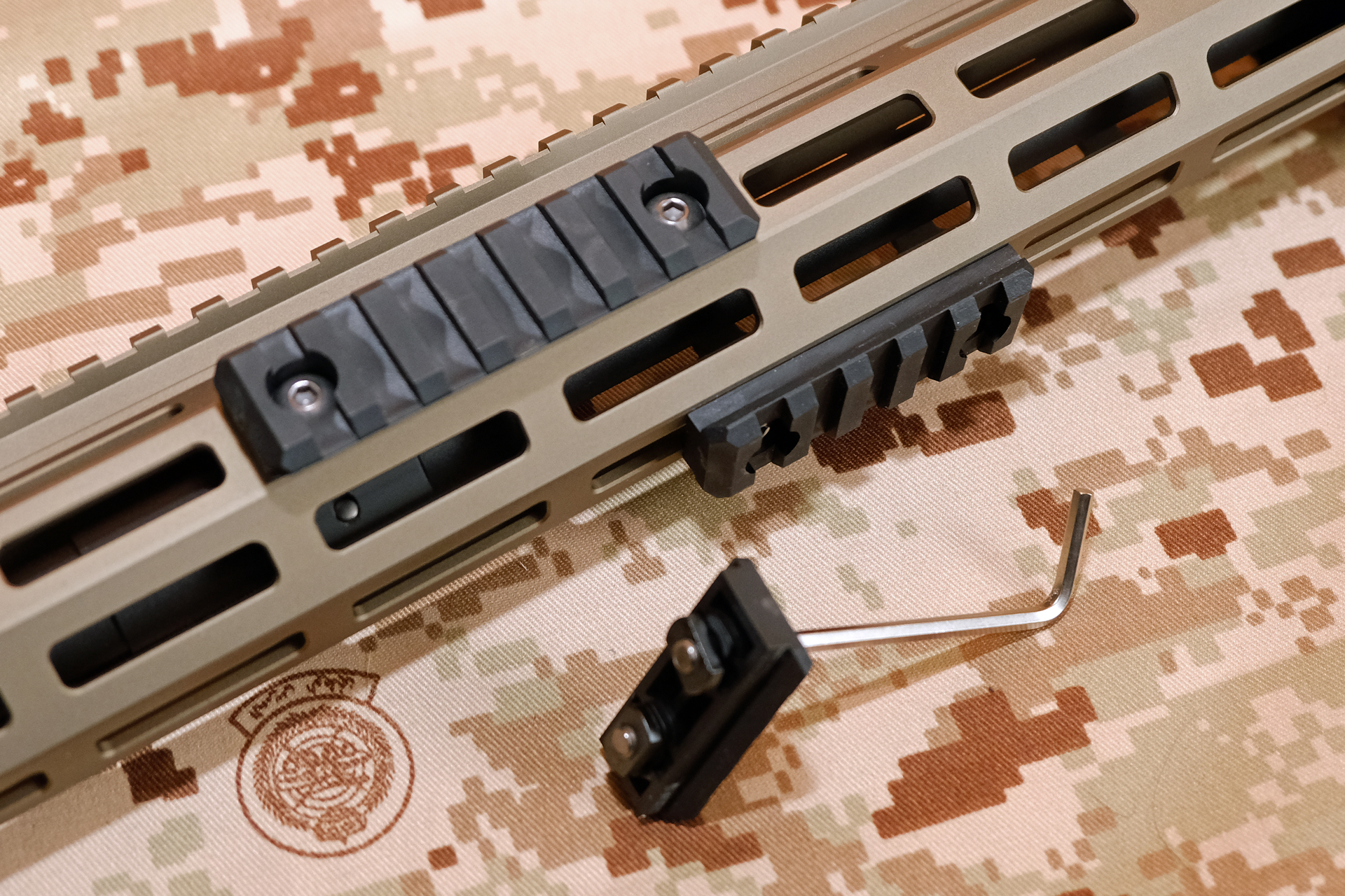 付属のレンチで自由に取り付けられる