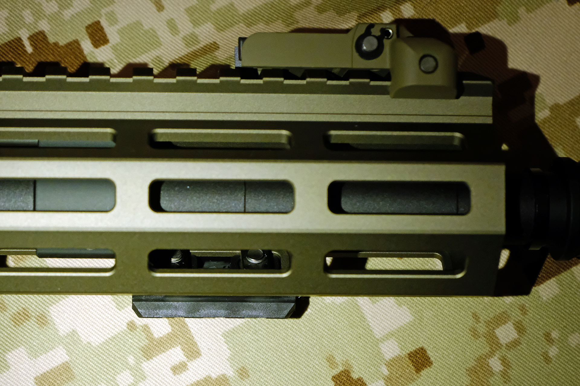 ハンドガードの内部は暗いので見にくい。モバイルライト等で確認しながらやった方が良いだろう