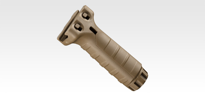 「バトルフォアグリップ　コヨーテタン」下部のダイヤルを緩めて装着し、締め込んでロックできる。手首を捻らずとも銃を構えられるので、移動中も銃を構え易くなる