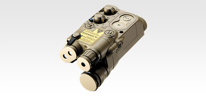 「AN/PEQ-16バッテリーケース　フラット・ダークアース」。本来は照準補助デバイスだが、バッテリーケースとして製作されている。いわばダミーパーツであるが、特殊部隊感は高くなる。