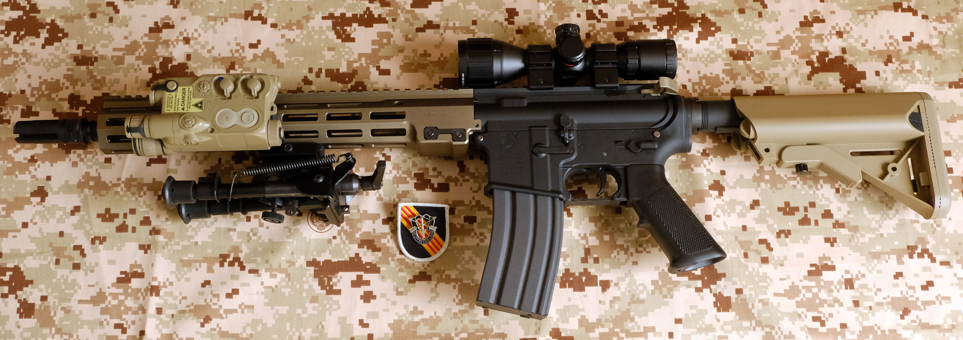 バイポッド、スコープを取り付けた。硬性が高いので、バイポッドを付けて展開しても安心できる。リコイルの大きい次世代電動ガンには有効なオプションである