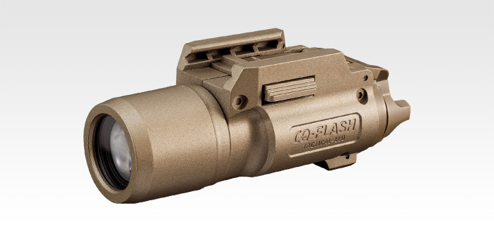 「CQ-FLASH　フラット・ダークアース」ボタンでワンタッチで付け外し可能なので、ゲーム中は勿論、M-Lokを取り付ける時に照らして確認できて用途は広い。グリップから人差し指だけ離して操作可能だ