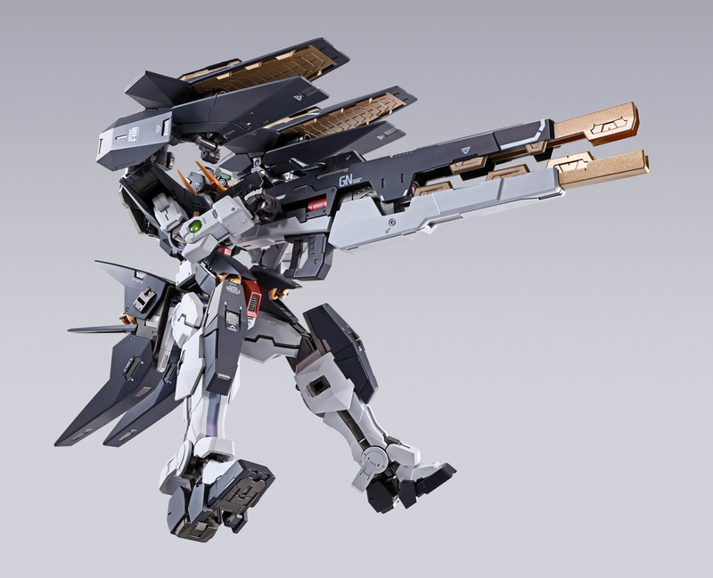 砲身を展開、胸の疑似太陽炉と接続することでフルバーストを行なう態勢に