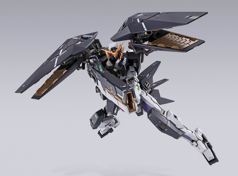 デュナメスの頭部ギミックを継承。目のカメラを隠して、額の狙撃用カメラを露出させる