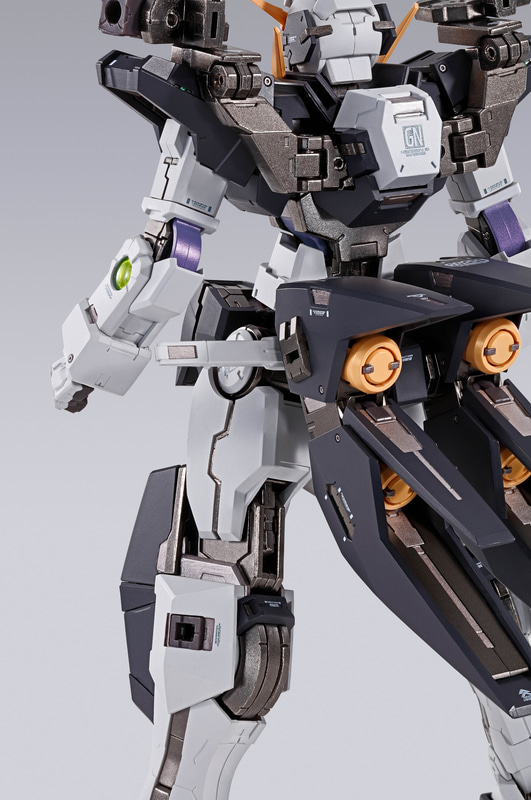 ビームサーベルは腰部分にある