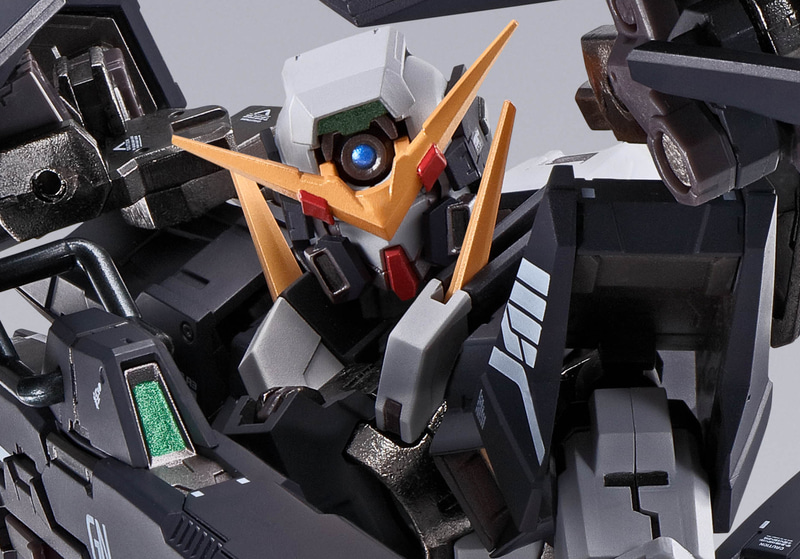 カメラ部分のアップ。アンテナがスライドし、狙撃用のカメラがあらわとなる