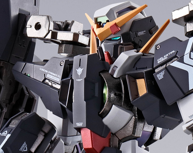 カバーで隠されているが、緑色の疑似太陽炉が確認できる