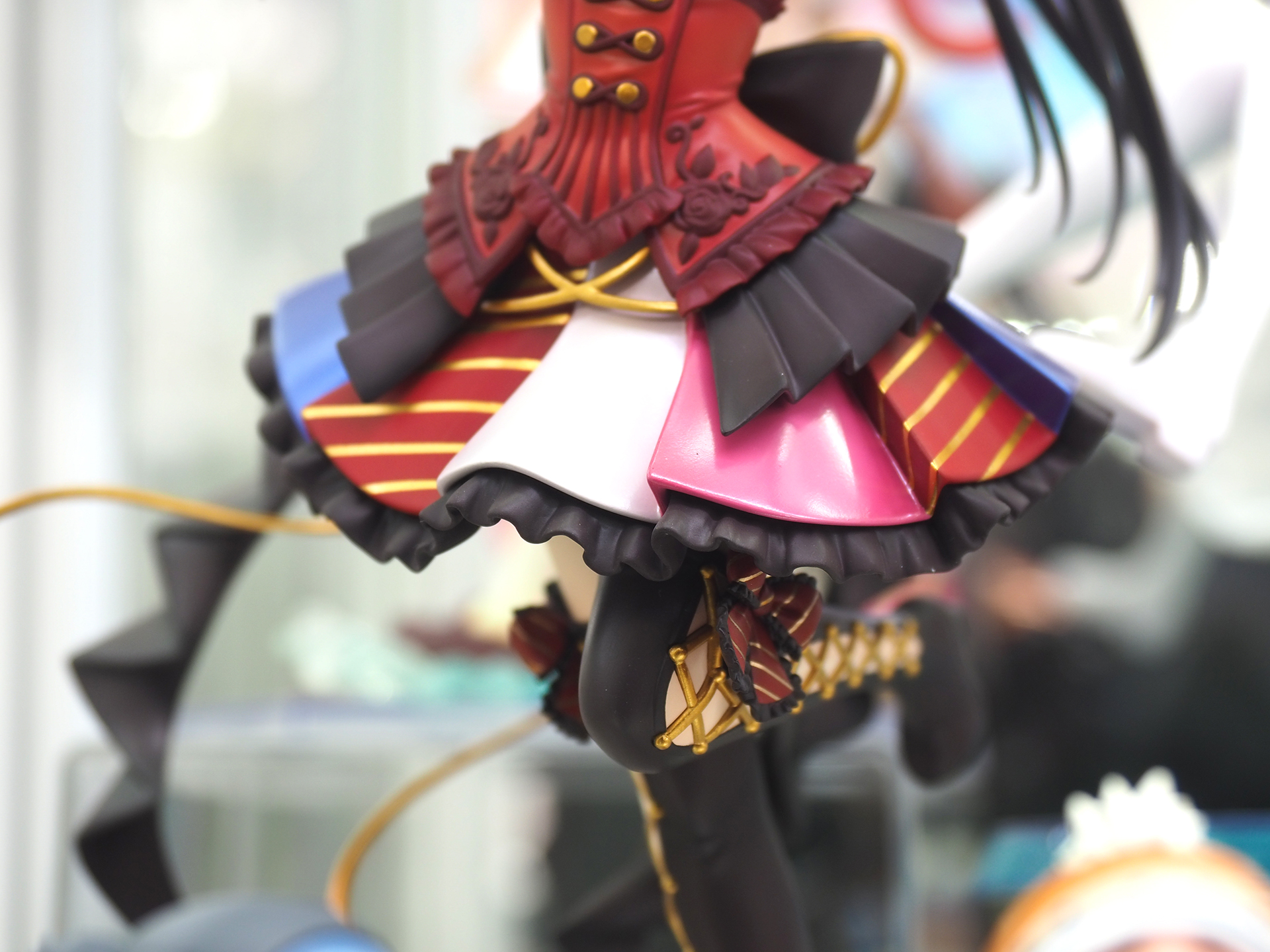 このスカート部分は、プリーツごとにパール塗装を異なる色で塗っている