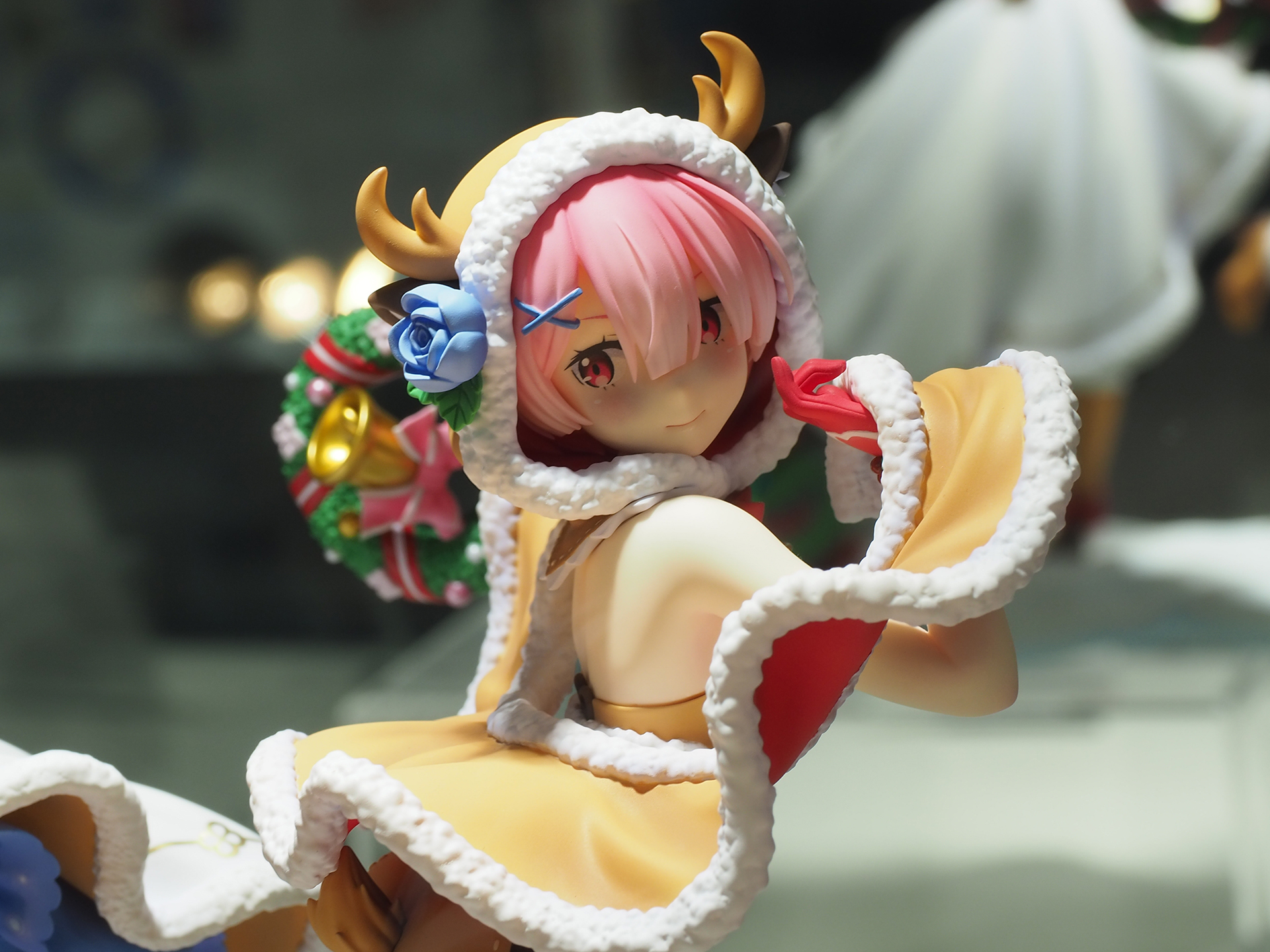 後ろを振り返るような姿だが、どことなく引き込まれる魅力がある