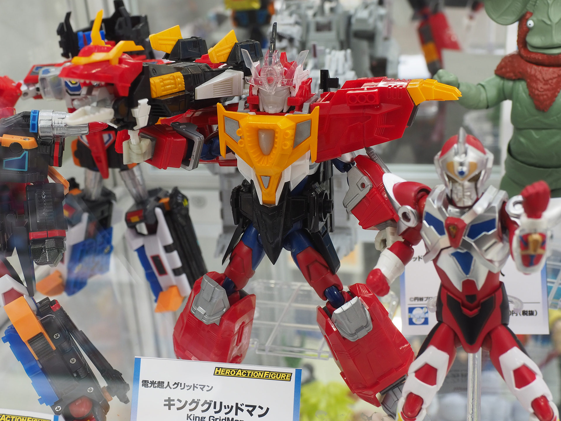 ドラゴニックキャノンに変形したダイナファイターを手にセット可能