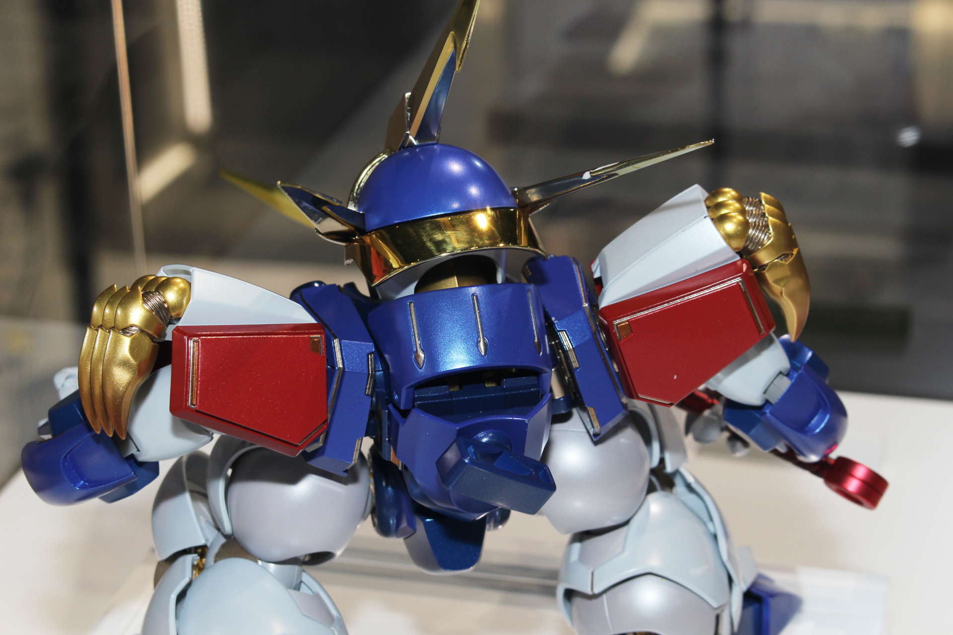 背面には登龍剣をおさめるラックがある。首の後ろのディテールも再現