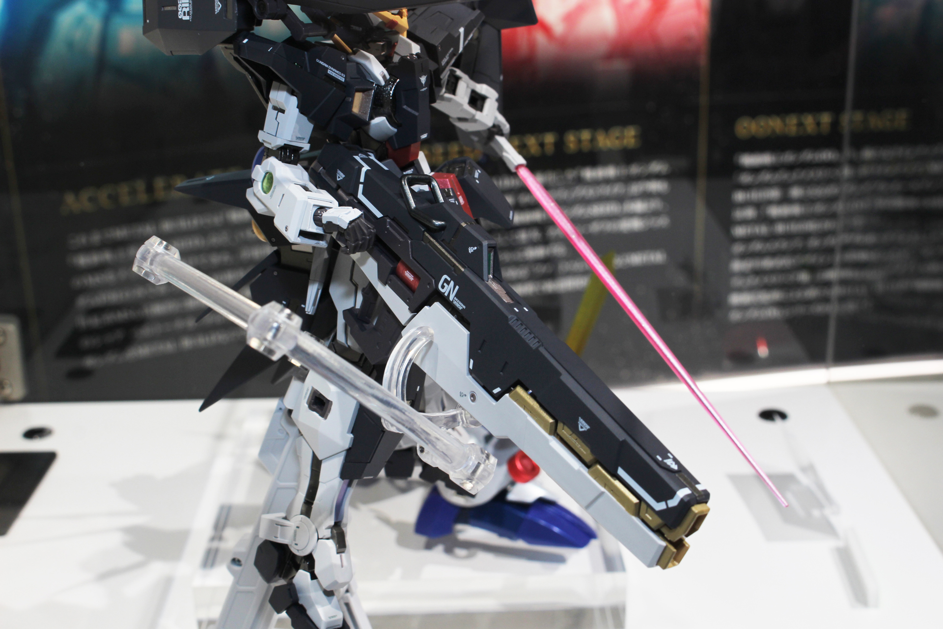 GNバズーカは伸縮ギミックを備え、バーストモードへと展開できる