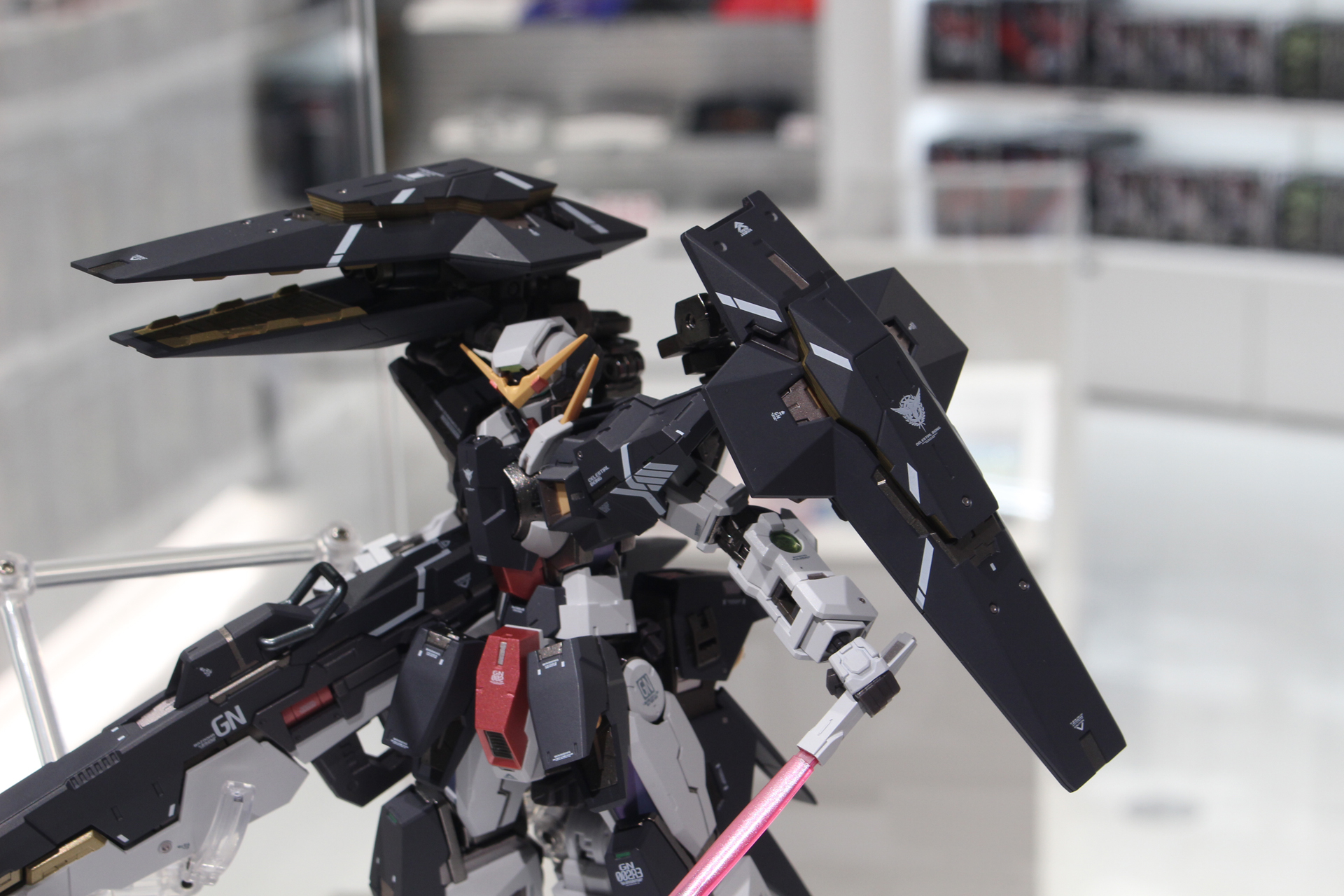 上から見ると、各所にダイキャストを採用したパーツが見える