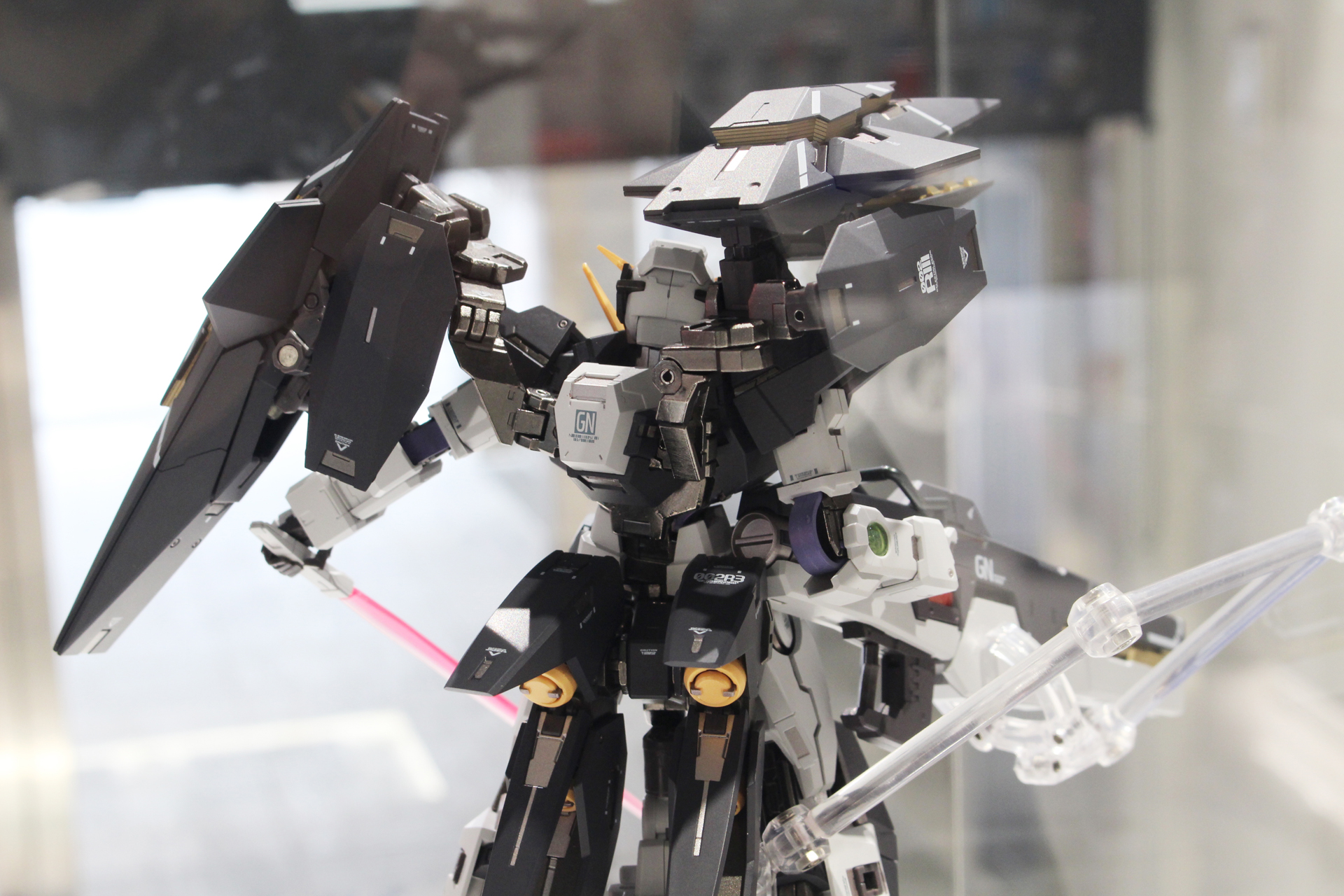 シールドと本体を接続するダイキャストのアーム。可動機構はかなり凝っている