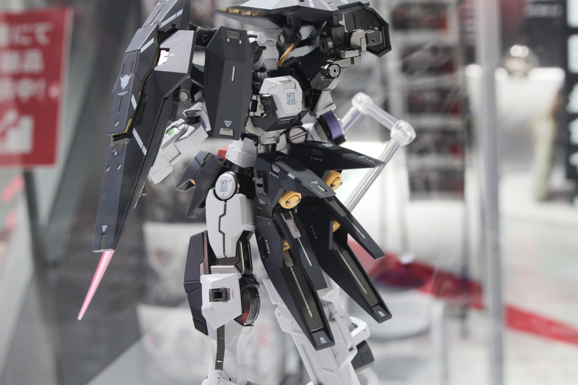 リアスカートのスラスター。上部展開の他、バーニア炉心の伸縮ギミックも備える