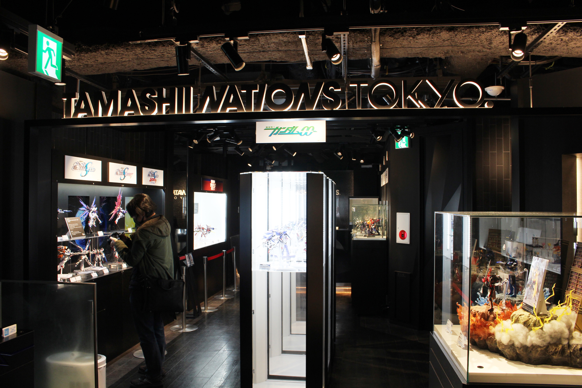 「TAMASHII NATIONS TOKYO」2階の「METAL BUILD 10th ANNIVERSARY」展示コーナー