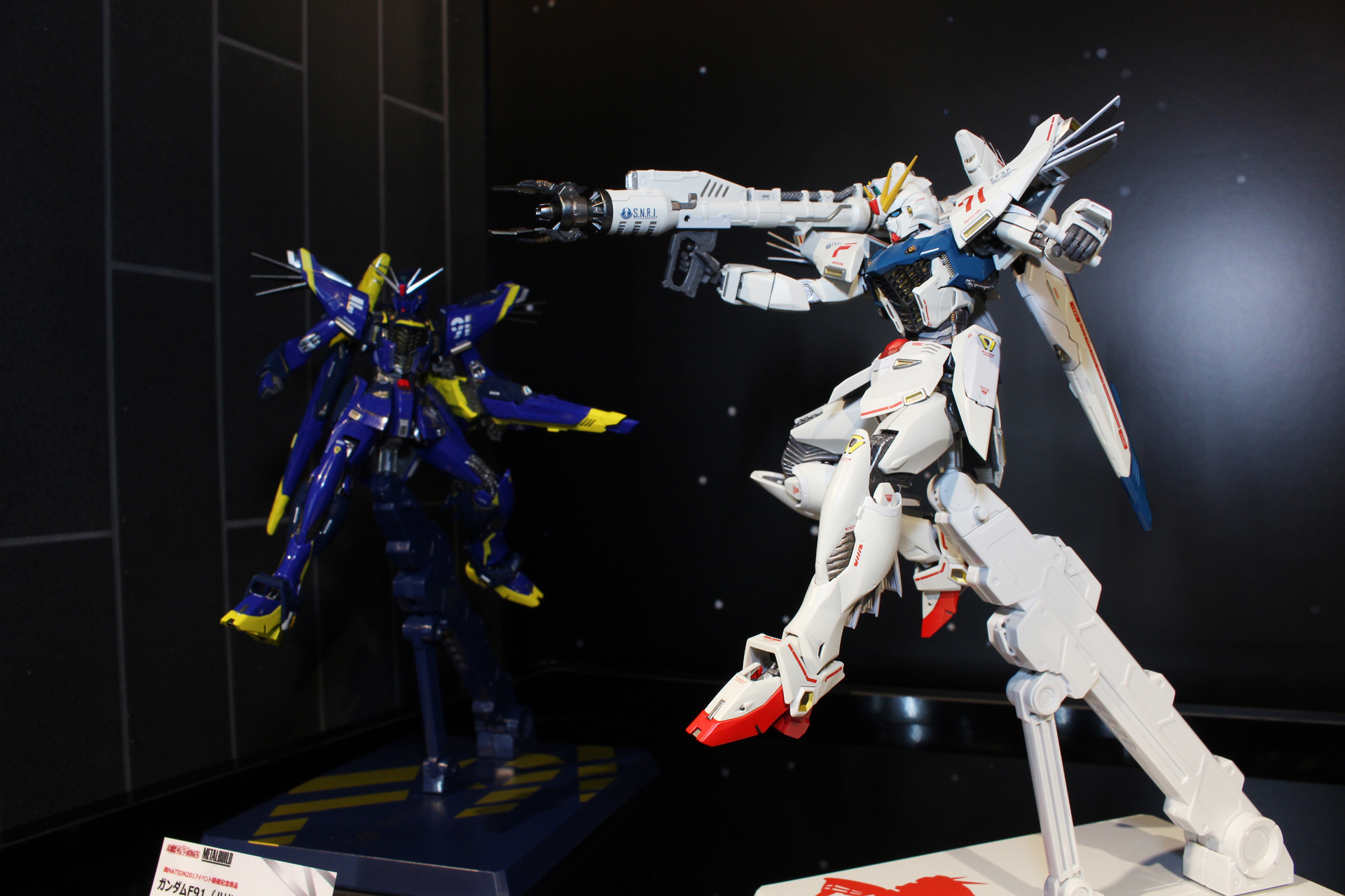 「機動戦士ガンダム F91」、「機動戦士クロスボーン・ガンダム」関連商品を展示