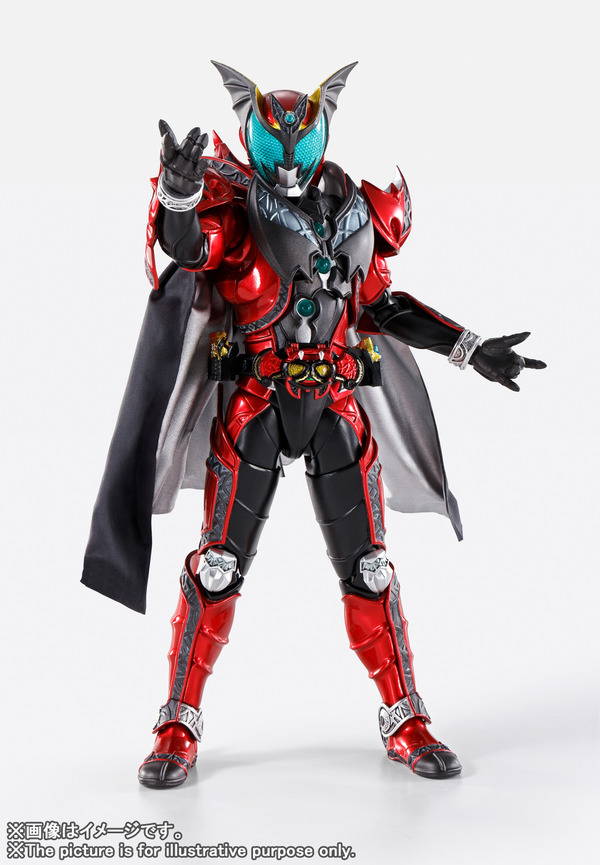発売済の「S.H.Figuarts（真骨彫製法）仮面ライダーキバ キバフォーム」同様、全身を覆う鎧の造形と広い可動範囲を両立。必殺技の構えで首を前に傾けるポージングも自然にきまる。もちろん、キバットバットII世や全6種が付属する金のフエッスルも細部まで再現されている