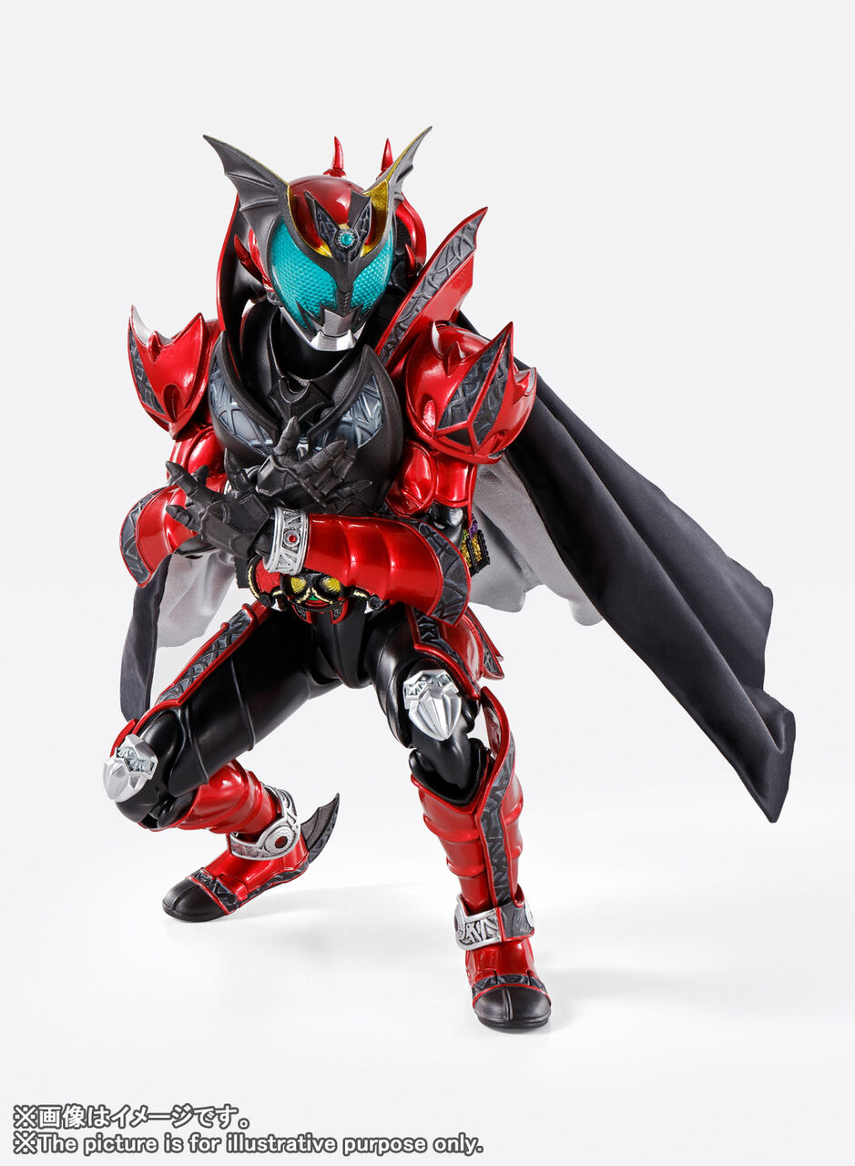 発売済の「S.H.Figuarts（真骨彫製法）仮面ライダーキバ キバフォーム」同様、全身を覆う鎧の造形と広い可動範囲を両立。必殺技の構えで首を前に傾けるポージングも自然にきまる。もちろん、キバットバットII世や全6種が付属する金のフエッスルも細部まで再現されている