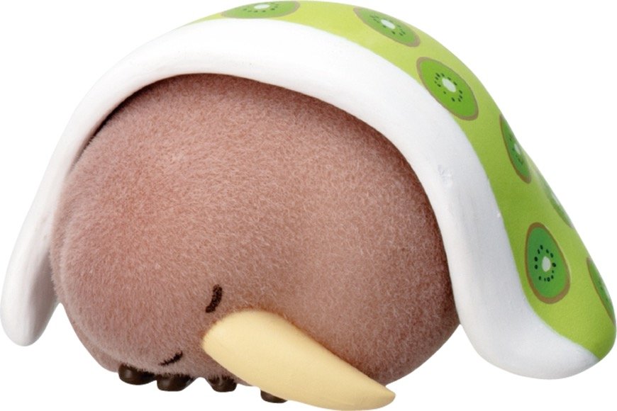 お布団をかぶってまるまって眠る姿のフィギュア。外すことができるお布団の柄はキウイフルーツと、こだわりのディティールにも注目