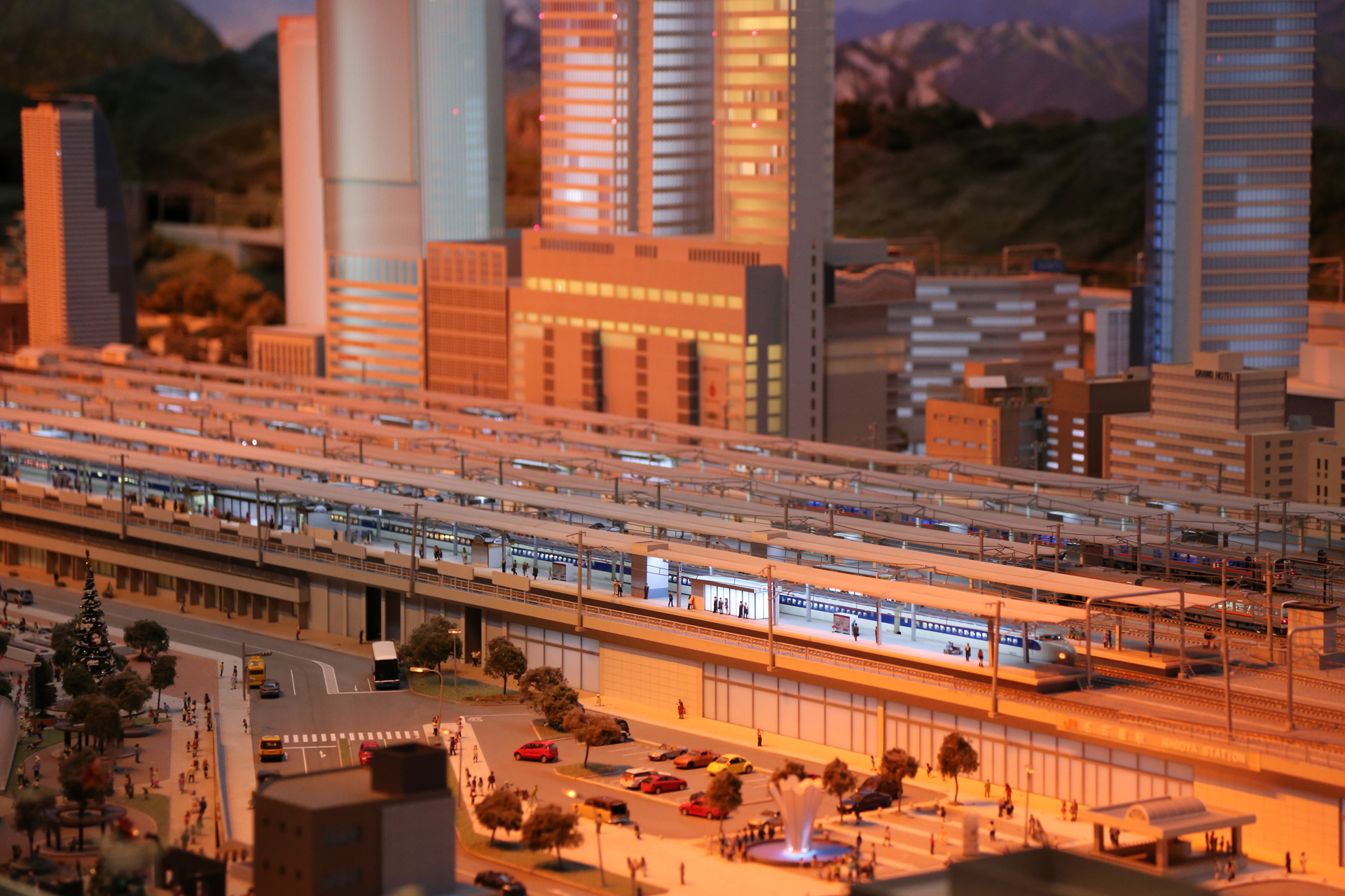 名古屋駅　3月8日までイベント「鉄道ジオラマに歴代新幹線が大集合」として0系電車が走っている