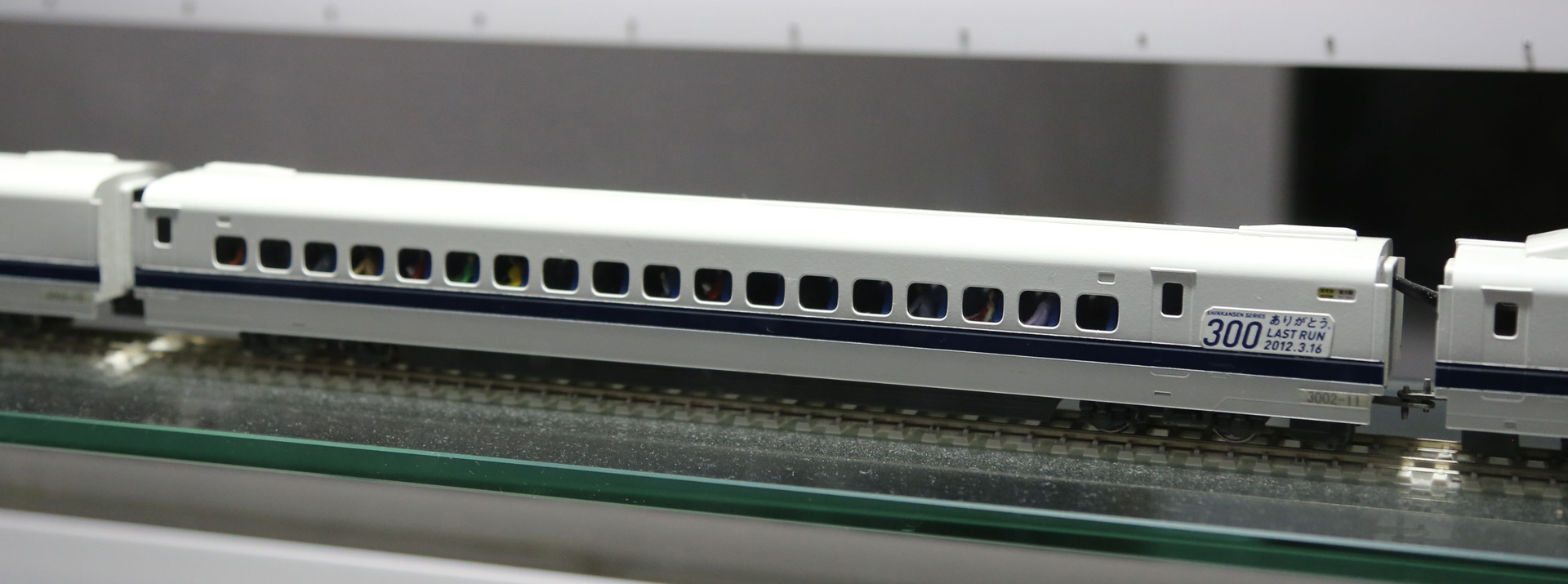 新幹線の車両にもフィギュアを組み込んだ。リアル感を出したいから