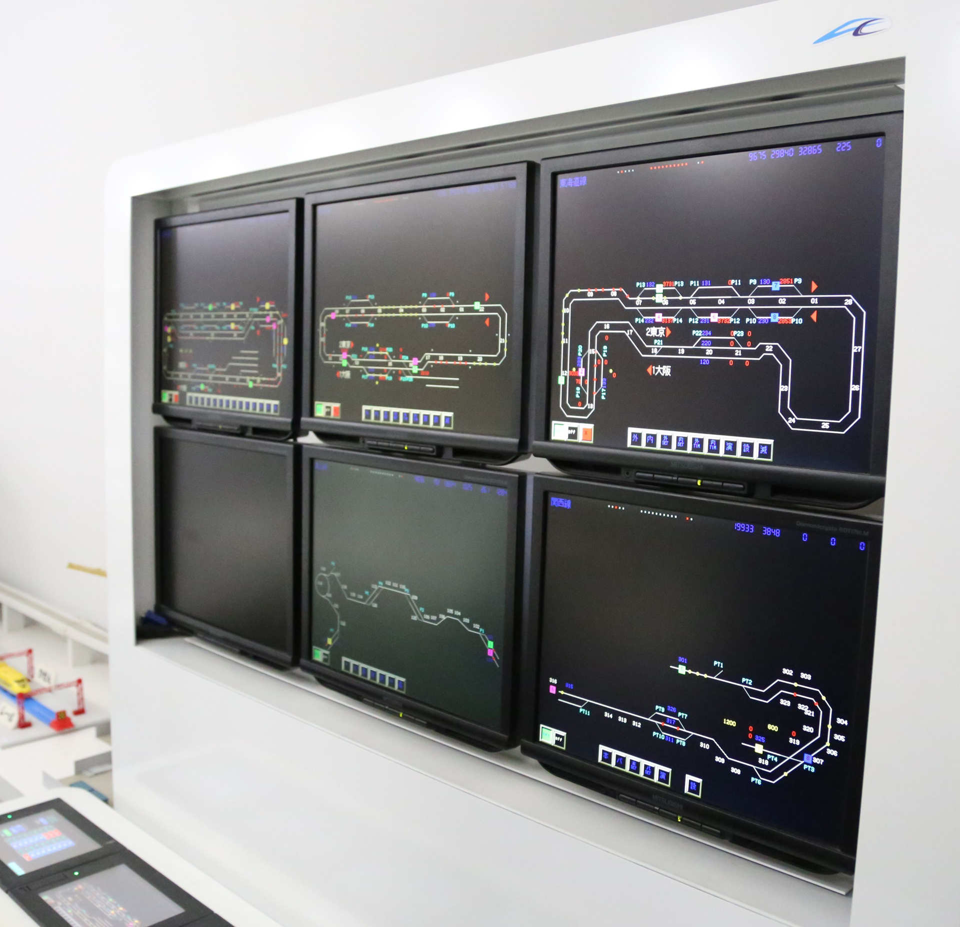 バックヤードに運行管理システムの監視モニターが並ぶ。