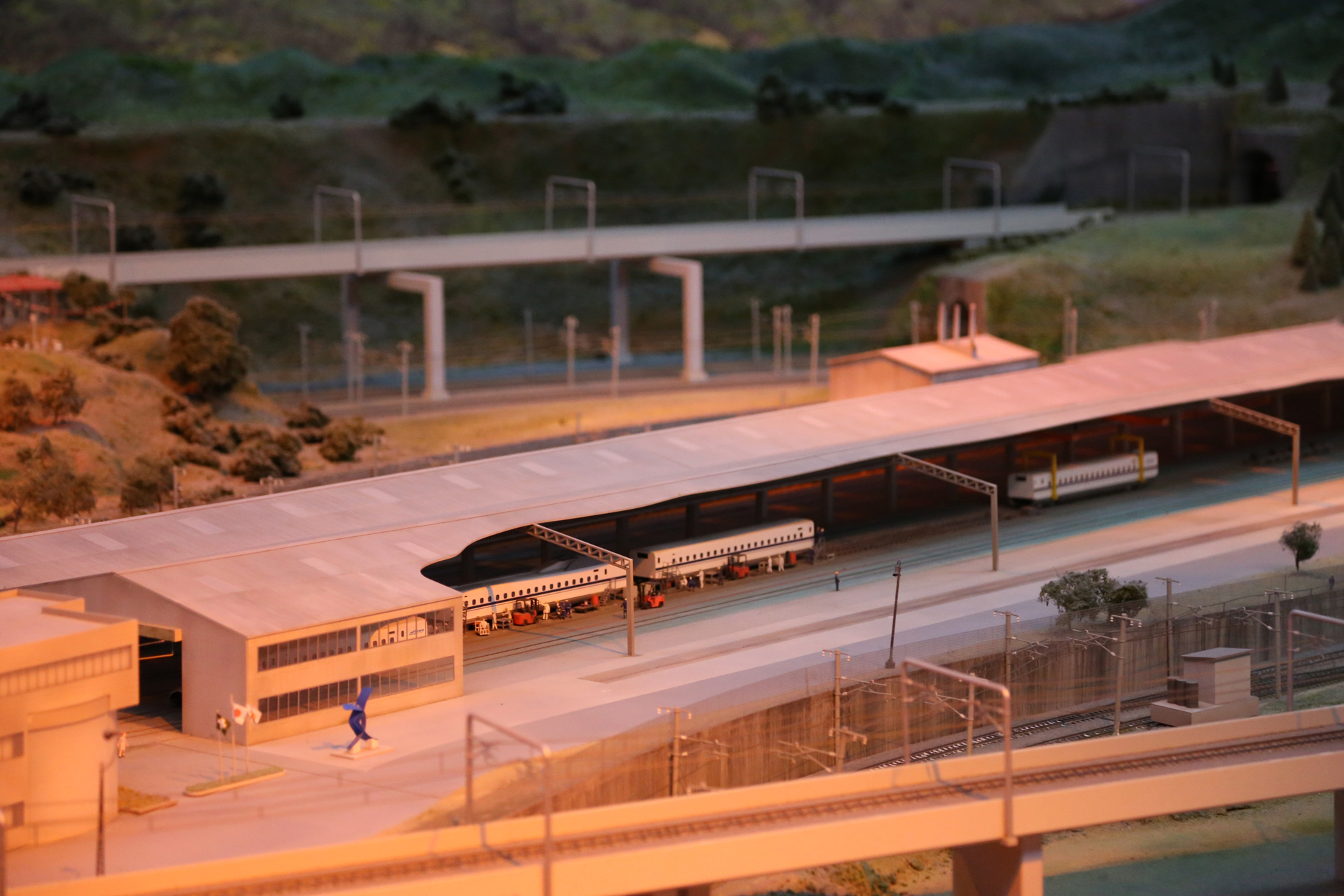 「浜松工場の車両は吊り金具で吊っていますが、現在はリフティングシステムなので、改修しようかと思っています。ここにある新幹線唯一の踏切と、浜松工場の入り口に0系のスカートを二つ重ねたモニュメントがあります。それも再現しています」