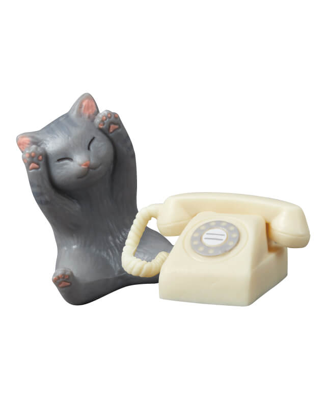 電話（白）とアメショ猫