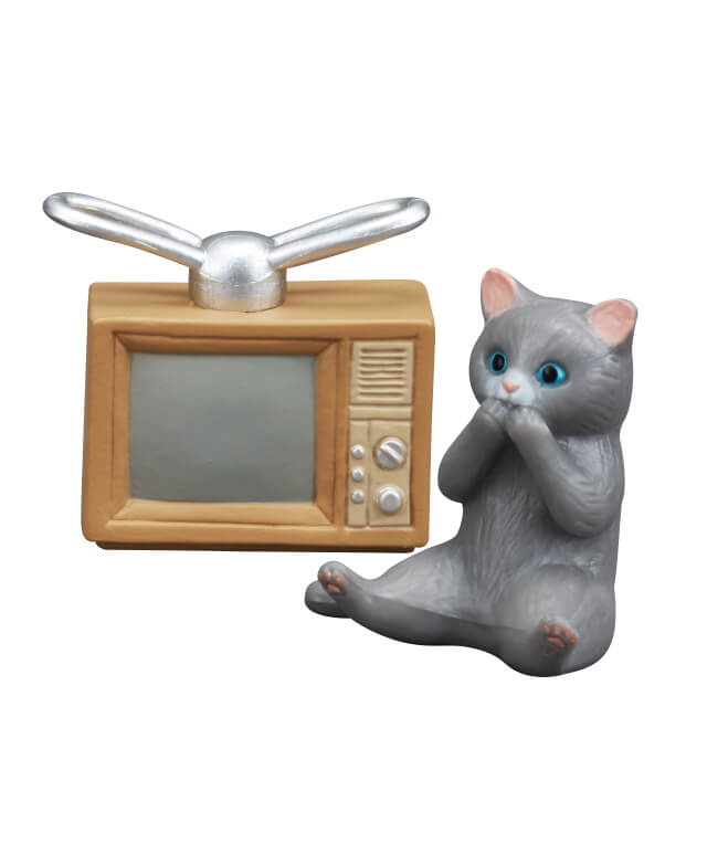 テレビ（薄茶）とグレー猫
