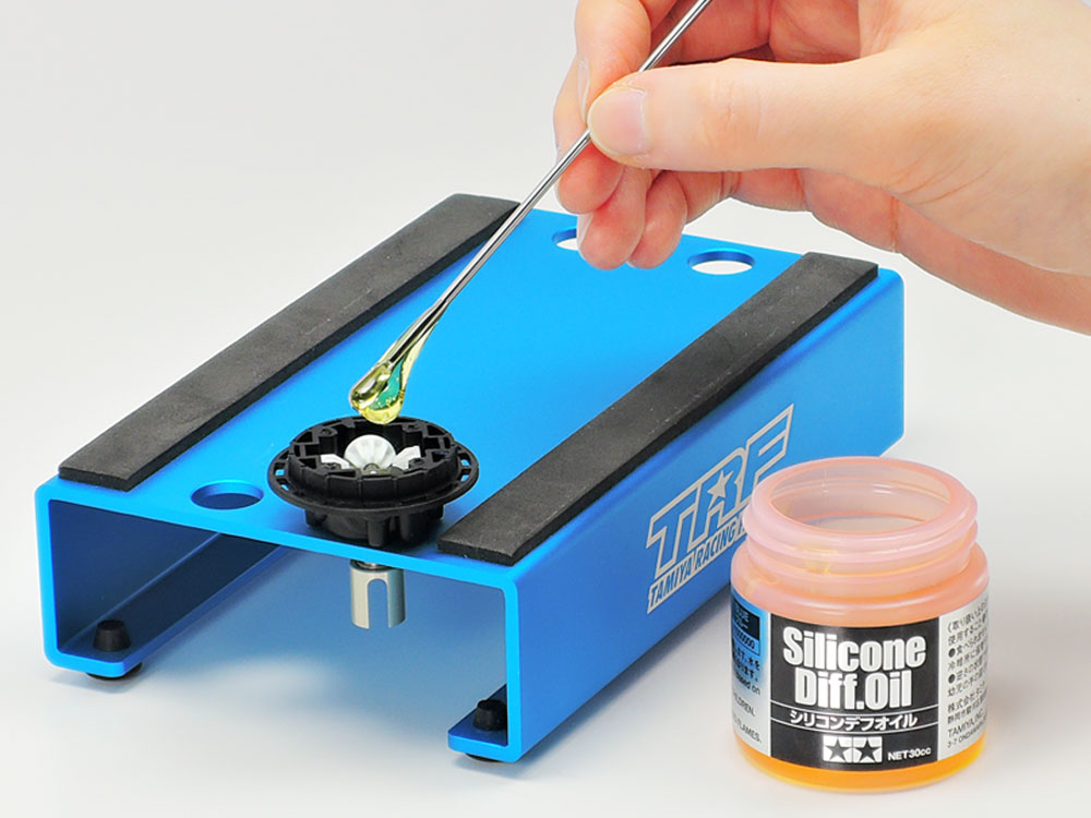 デフオイルを入れる際は、調色スティックやメンテナンススタンドなどを使うと便利。