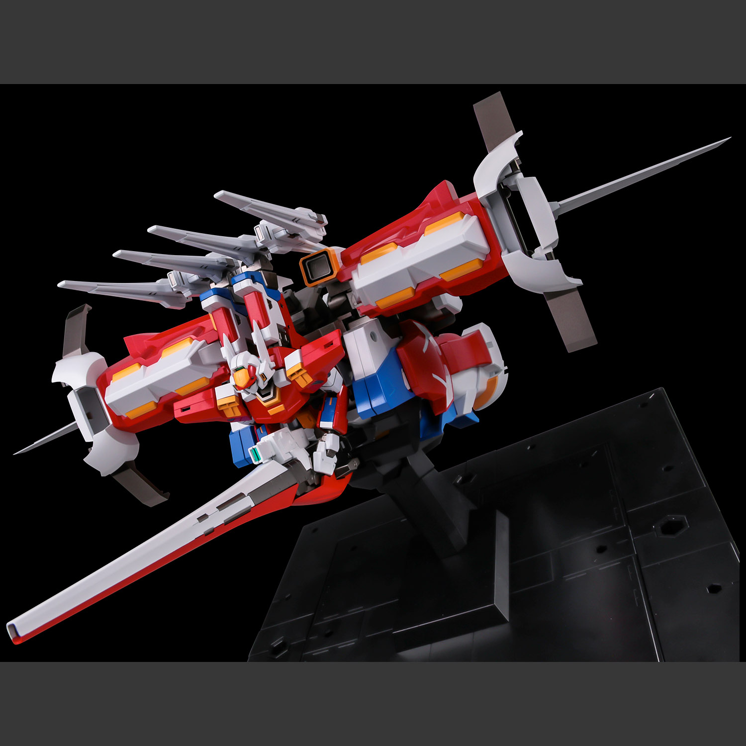 3機の画像は千値練の商品ページから。各メカは全高15cm前後の1/144のガンプラサイズの本体と大型のユニットで構成されている。これらのメカが合体し、全高約350mm、総パーツ数1,000個以上という大ボリュームのフィギュアとなるのだ。あみあみ店舗でその圧倒的な大きさと密度を見て欲しい