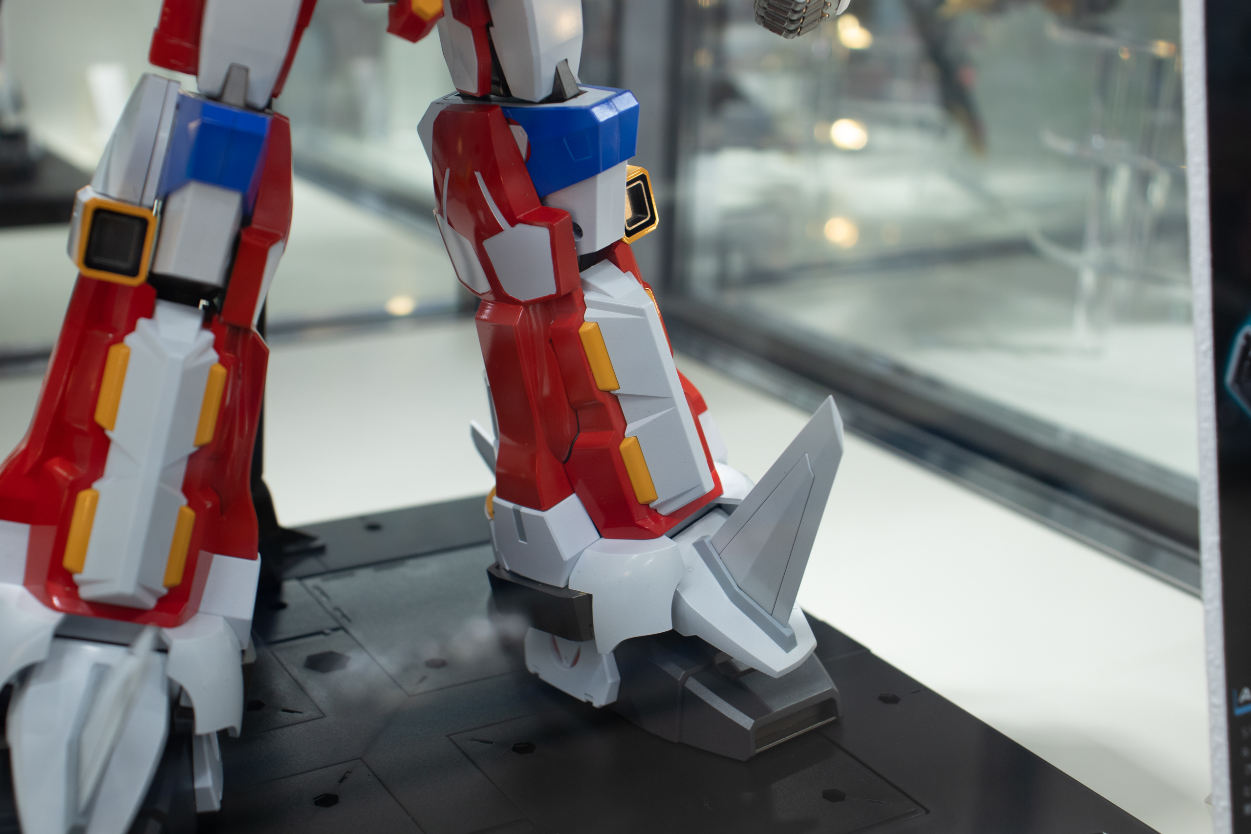腰・脚部のパーツは「R-3 パワード」のもの