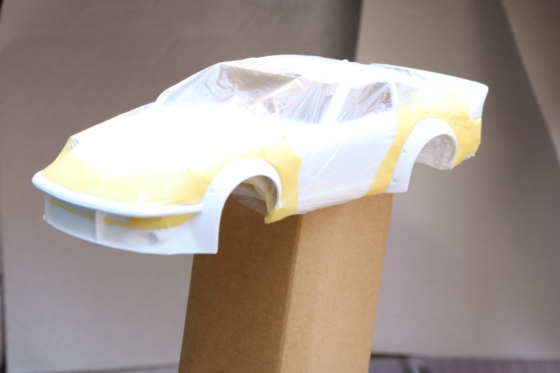 ボディはフロントスポイラー、タイヤ周りのフェンダーとウィングをパッケージのように塗装