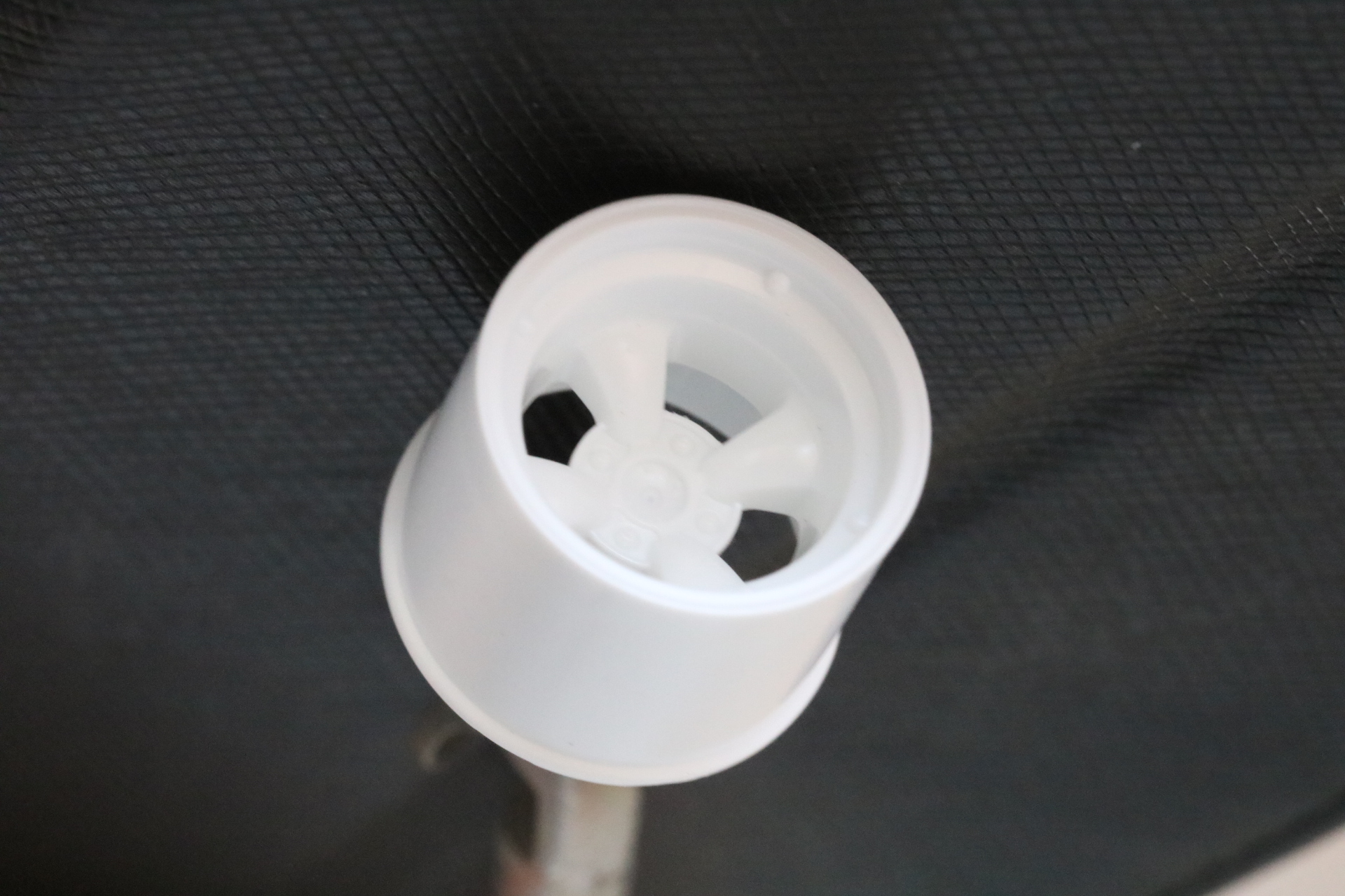 ホイールパーツは成形色が白のため、こちらも塗装