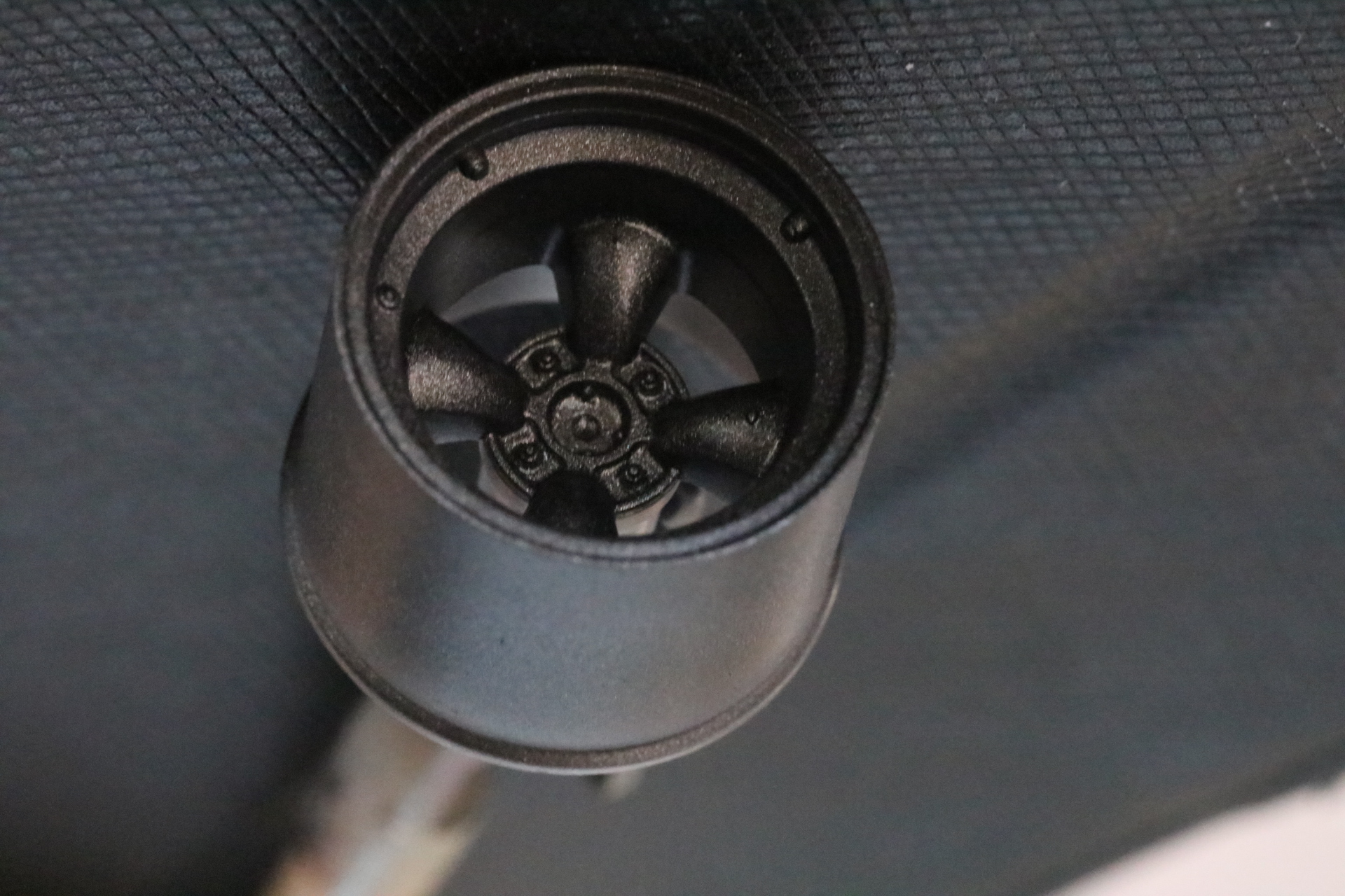 焼鉄色でメタリックな雰囲気に