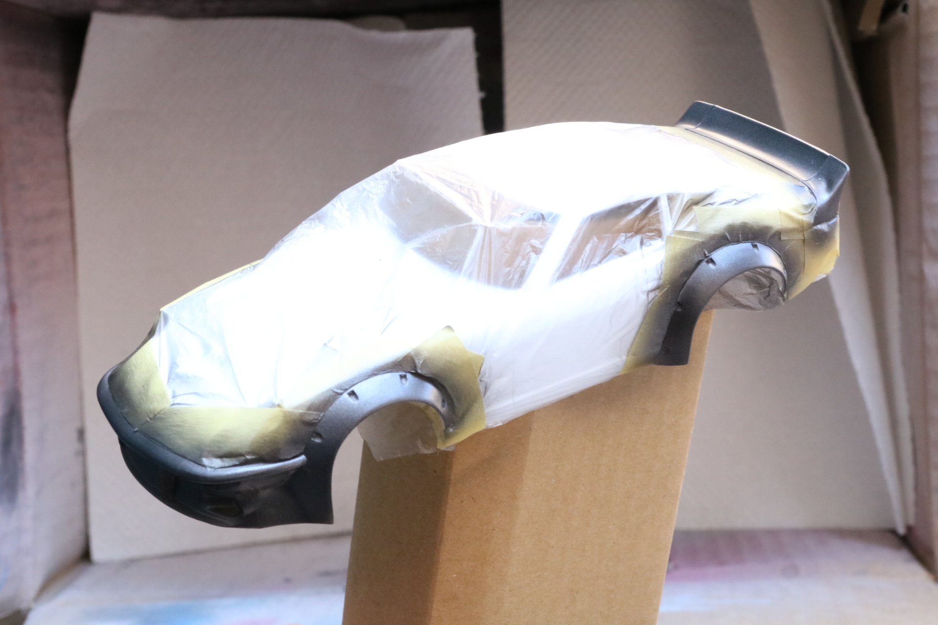 全体をビニール袋で覆い、マスキングテープで仕切りを作って焼鉄色に